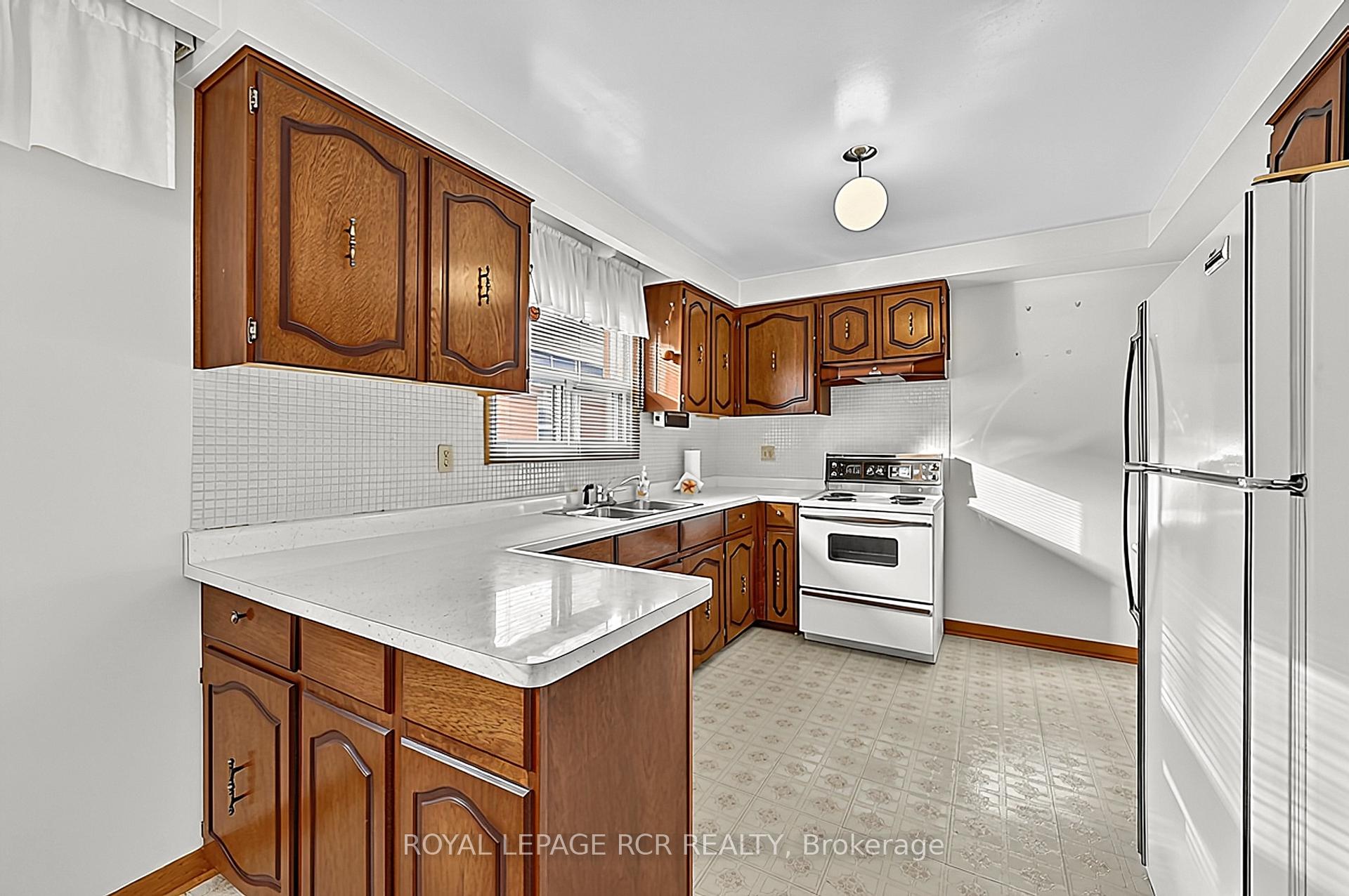Photo 7 of 32 Bartel Drive, North York, Glenfield-Jane Heights — HOMEH
