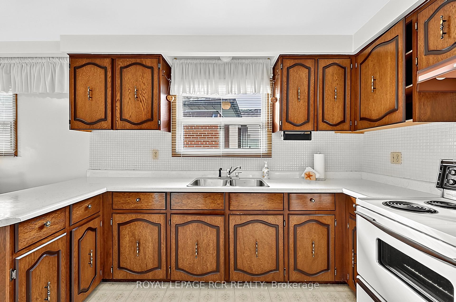 Photo 8 of 32 Bartel Drive, North York, Glenfield-Jane Heights — HOMEH