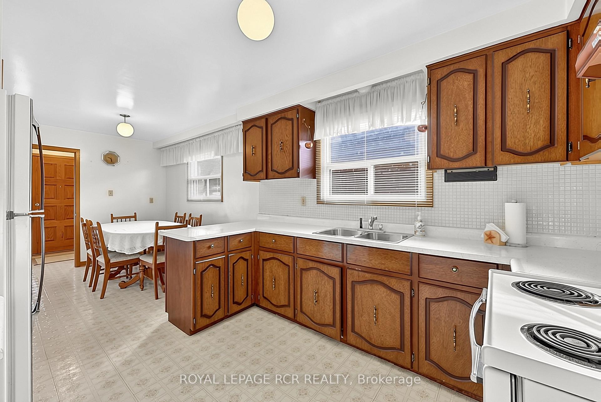 Photo 9 of 32 Bartel Drive, North York, Glenfield-Jane Heights — HOMEH