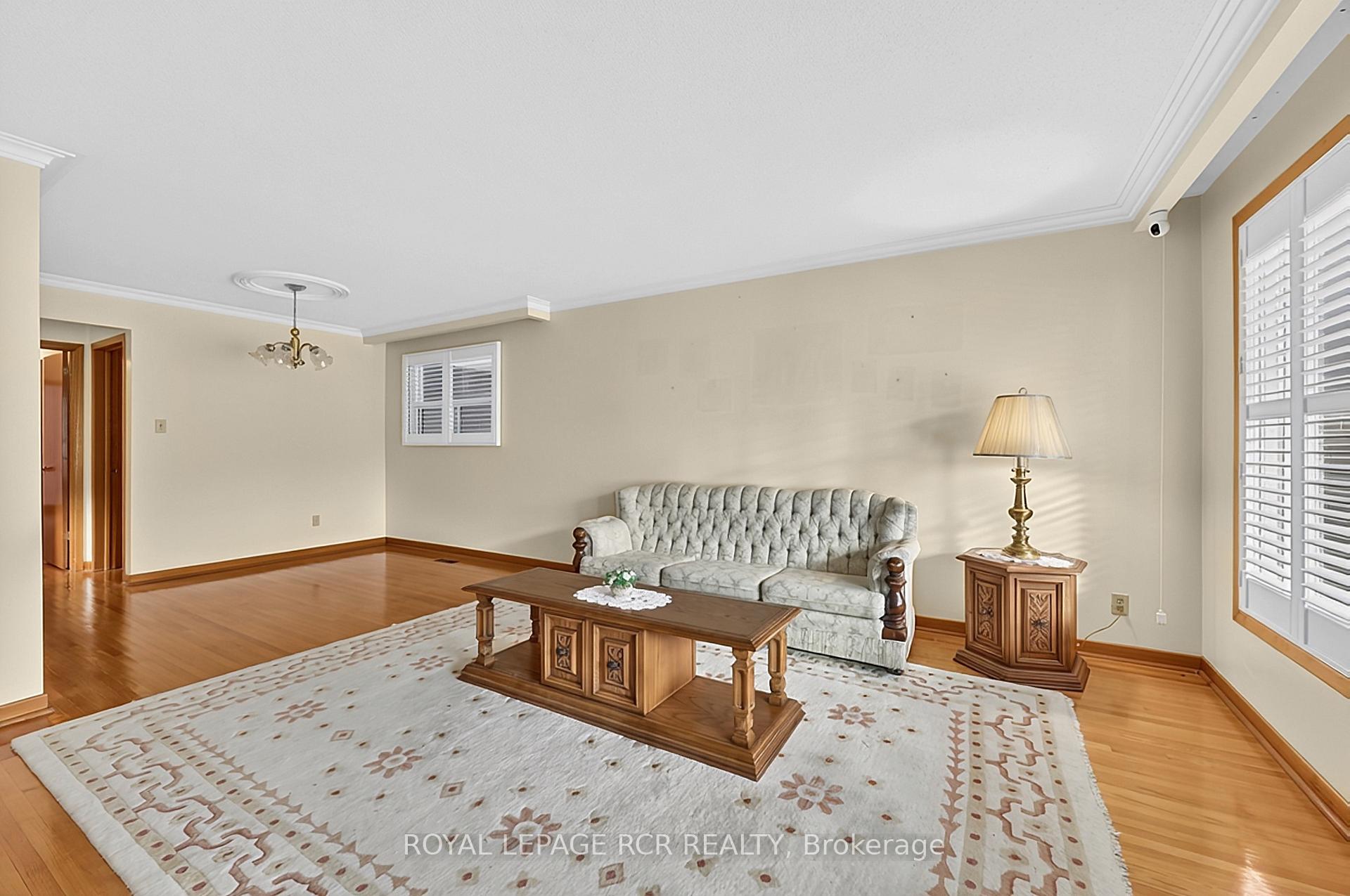 Photo 11 of 32 Bartel Drive, North York, Glenfield-Jane Heights — HOMEH