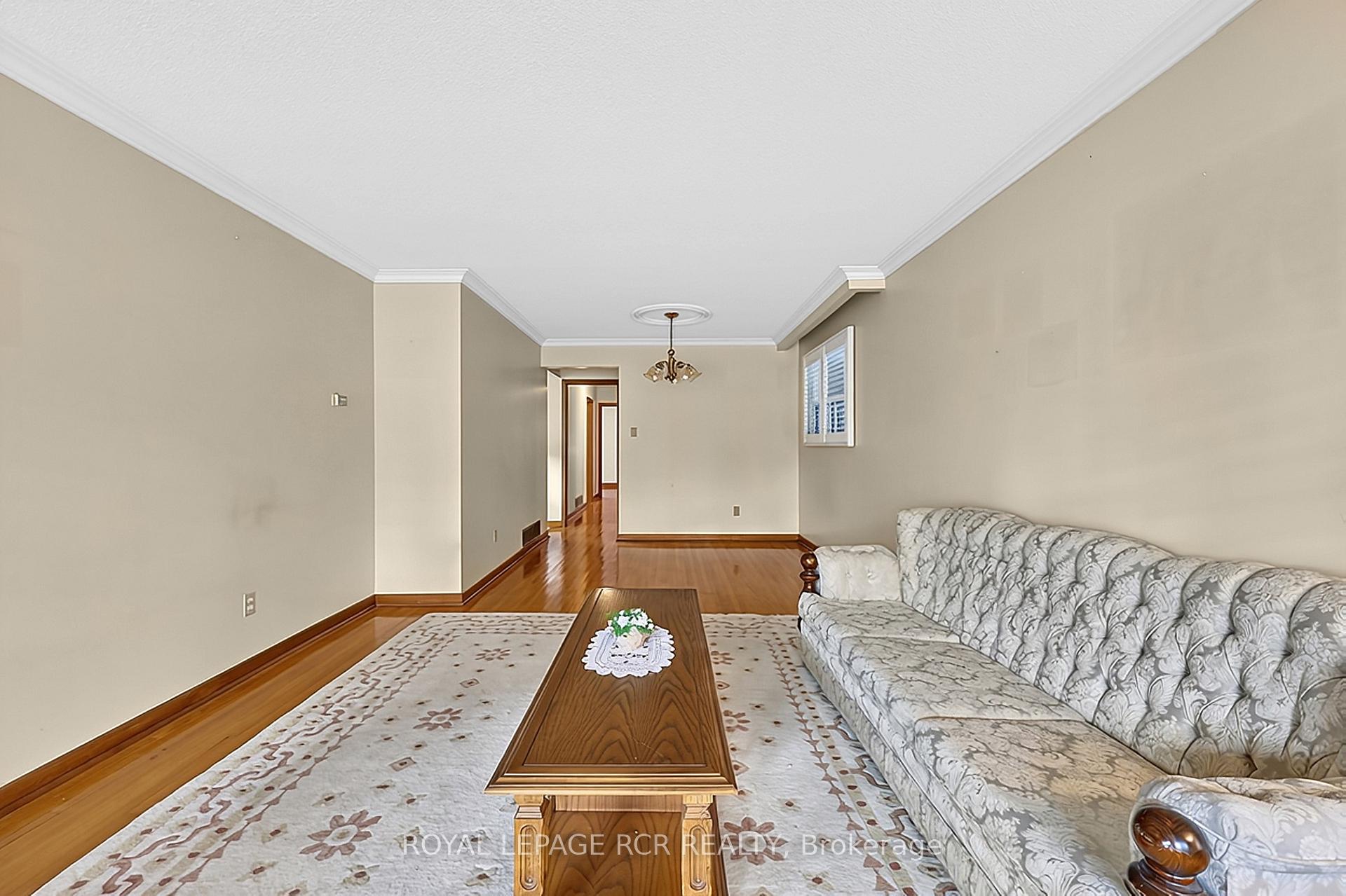 Photo 12 of 32 Bartel Drive, North York, Glenfield-Jane Heights — HOMEH