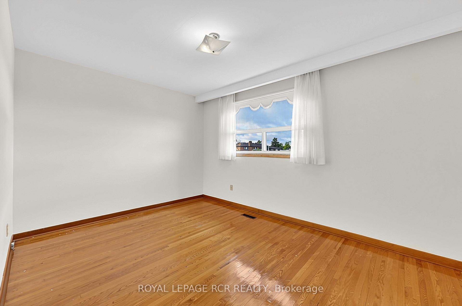 Photo 15 of 32 Bartel Drive, North York, Glenfield-Jane Heights — HOMEH