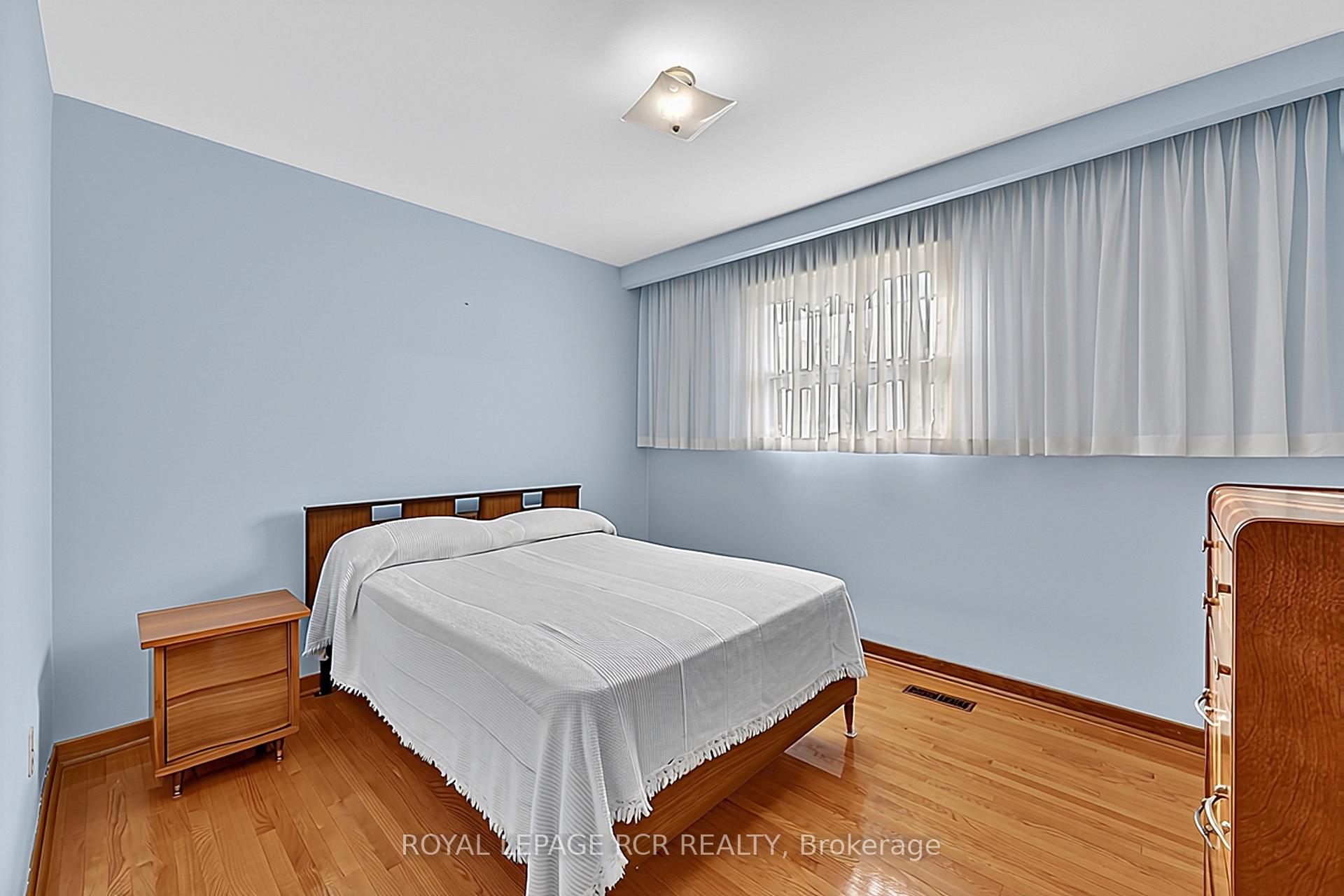 Photo 17 of 32 Bartel Drive, North York, Glenfield-Jane Heights — HOMEH