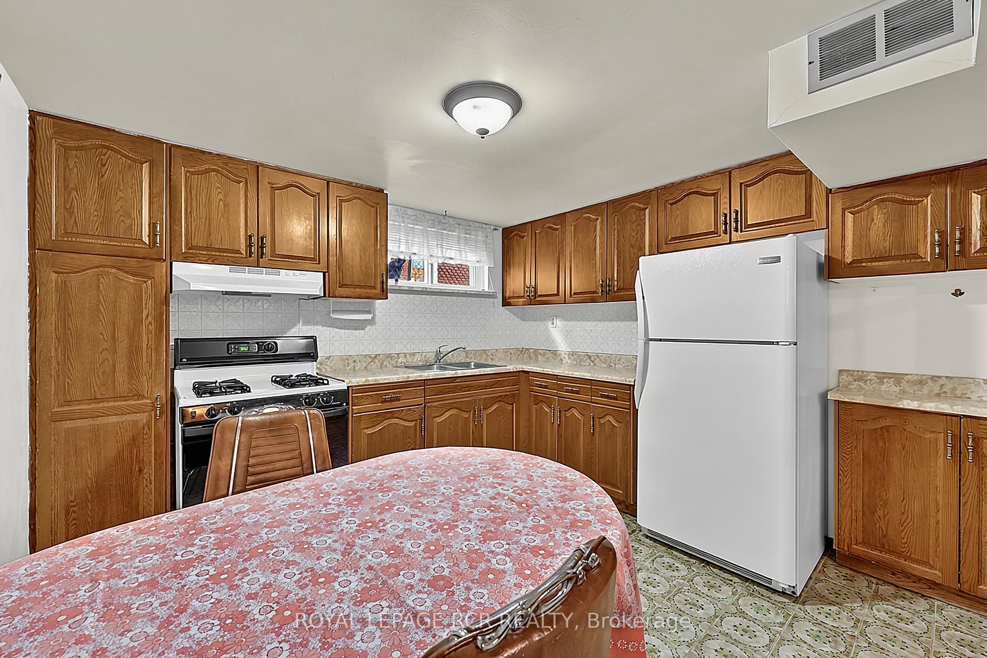 Photo 29 of 32 Bartel Drive, North York, Glenfield-Jane Heights — HOMEH