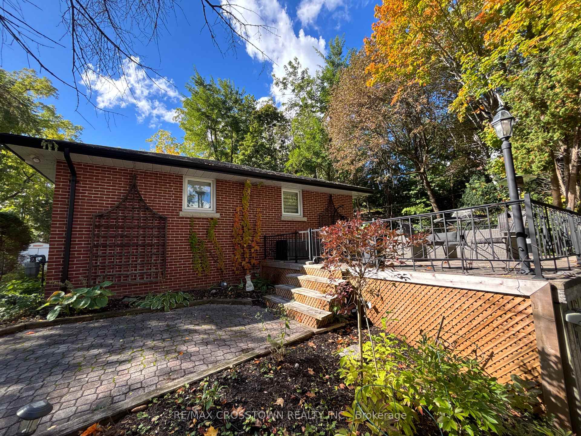 Photo 3 of 52 Rodney Street, Barrie, North Shore — HOMEH