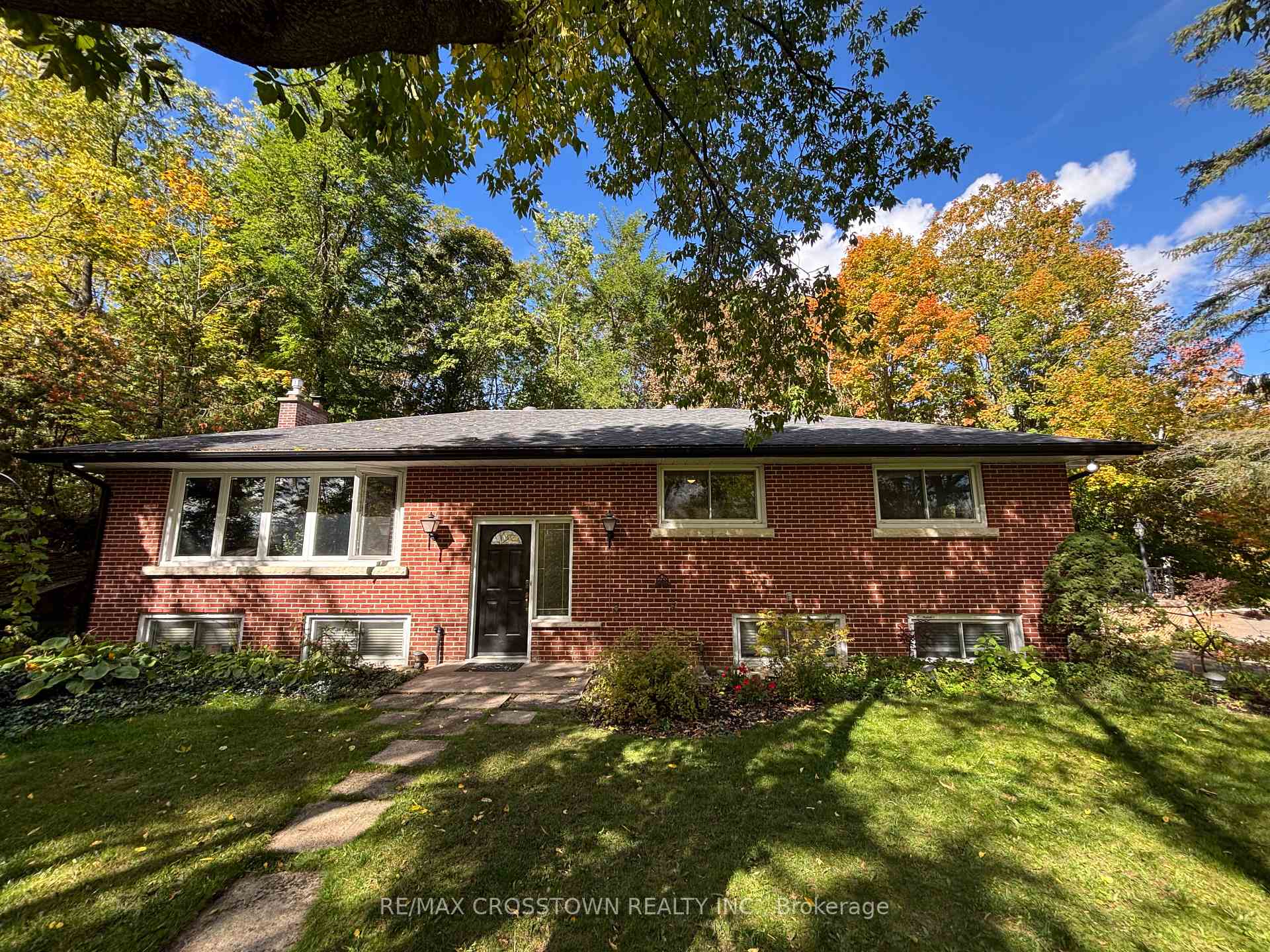 Photo 4 of 52 Rodney Street, Barrie, North Shore — HOMEH