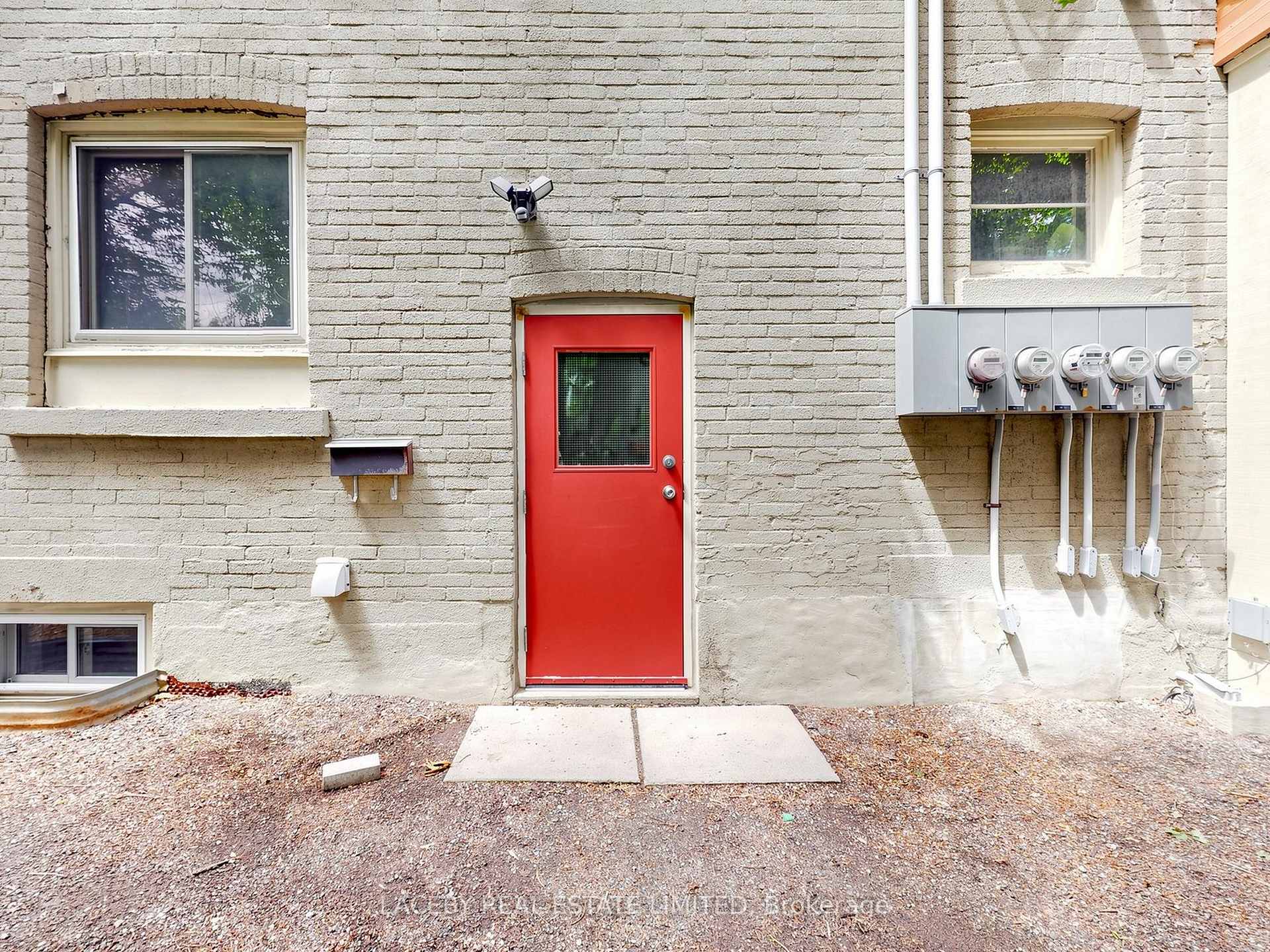 Photo 3 of Unit D, 2163 King Road, King, King City — HOMEH