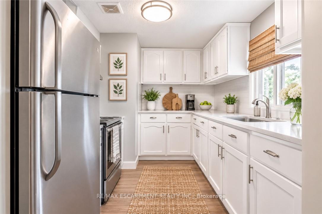 Photo 17 of 374 Upper Wentworth Street W, Hamilton, Inch Park — HOMEH