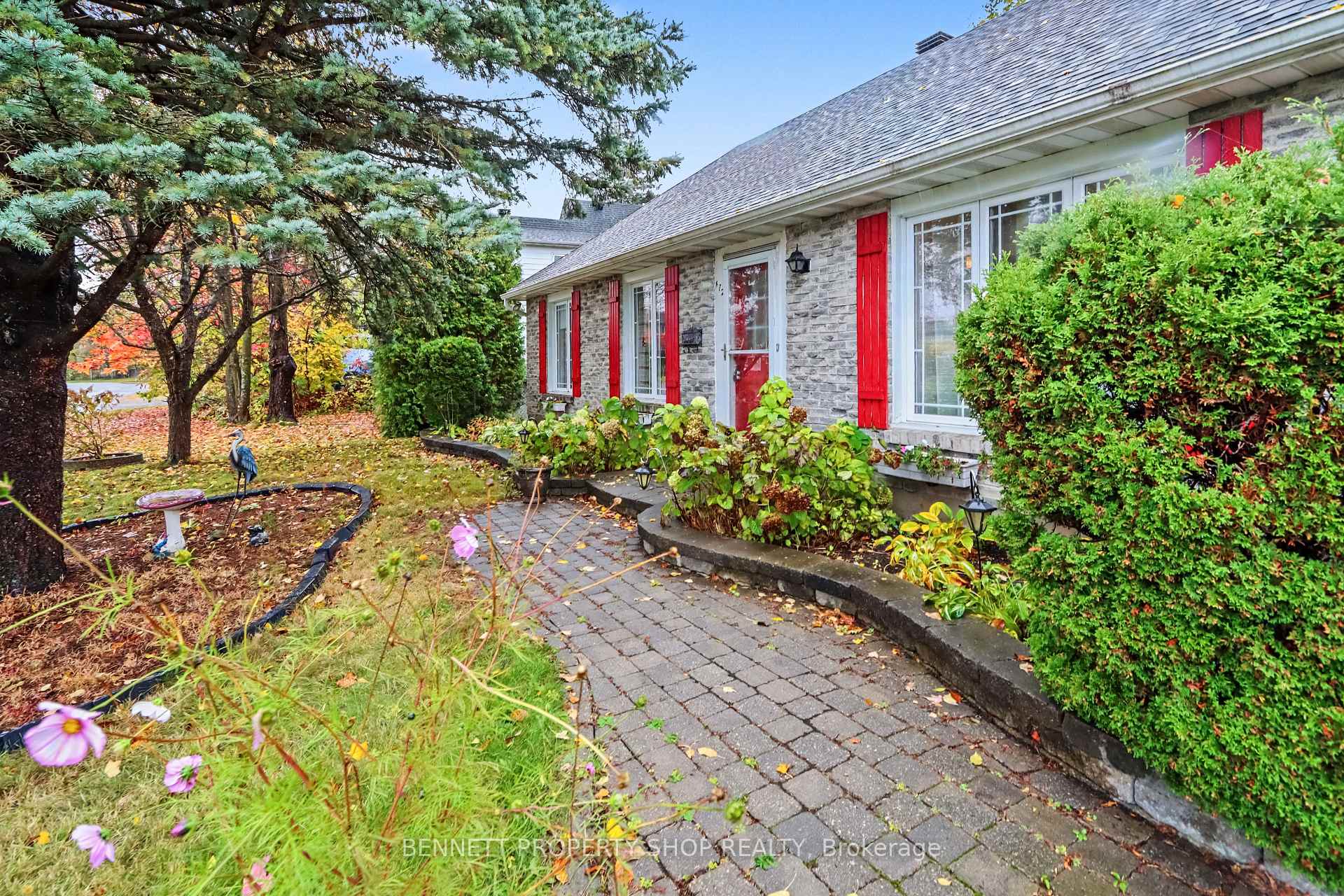 Photo 2 of 872 Lawnsberry Drive, Ottawa, Chatelaine Village — HOMEH