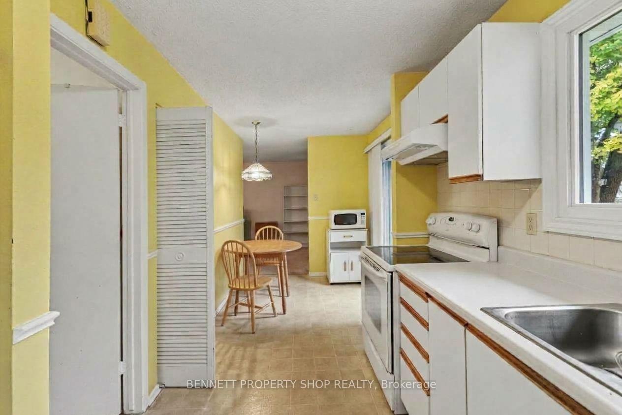 Photo 8 of 872 Lawnsberry Drive, Ottawa, Chatelaine Village — HOMEH