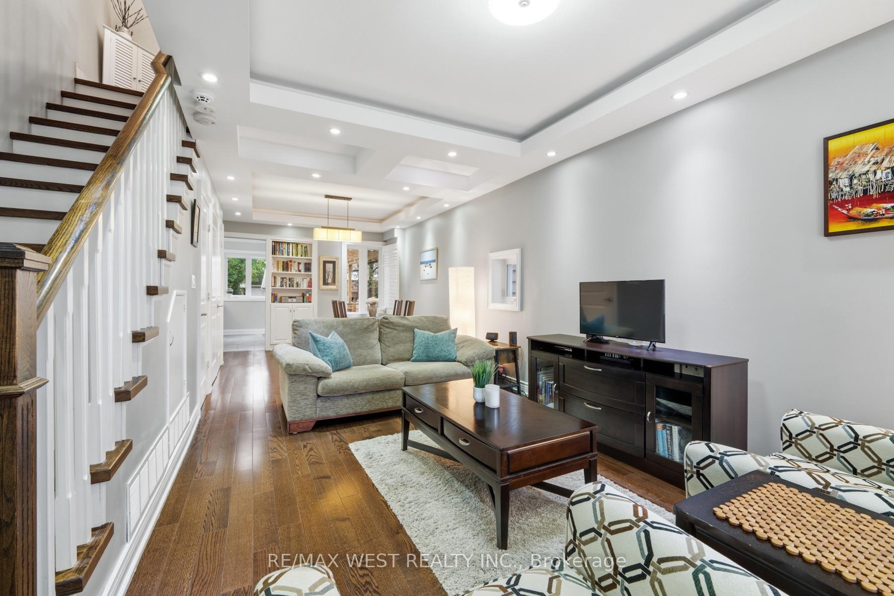 Photo 2 of 149 Chisholm Avenue, Toronto, Woodbine-Lumsden — HOMEH