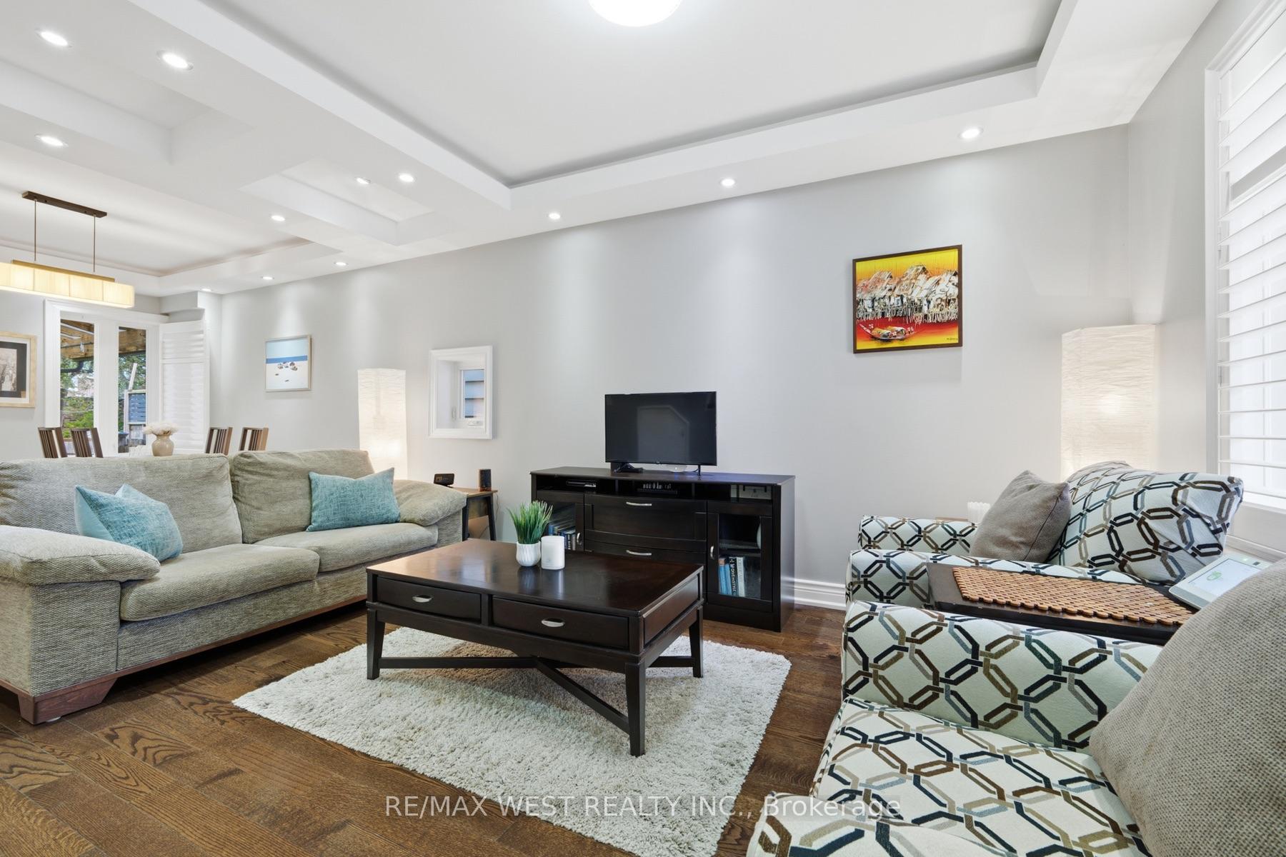 Photo 3 of 149 Chisholm Avenue, Toronto, Woodbine-Lumsden — HOMEH