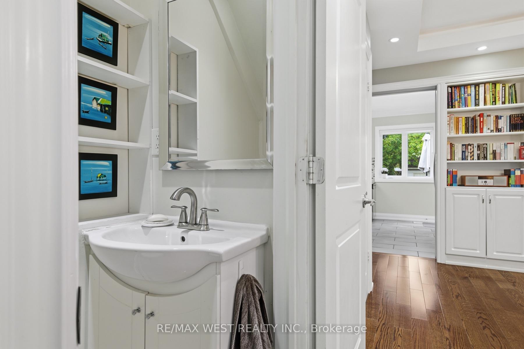 Photo 4 of 149 Chisholm Avenue, Toronto, Woodbine-Lumsden — HOMEH