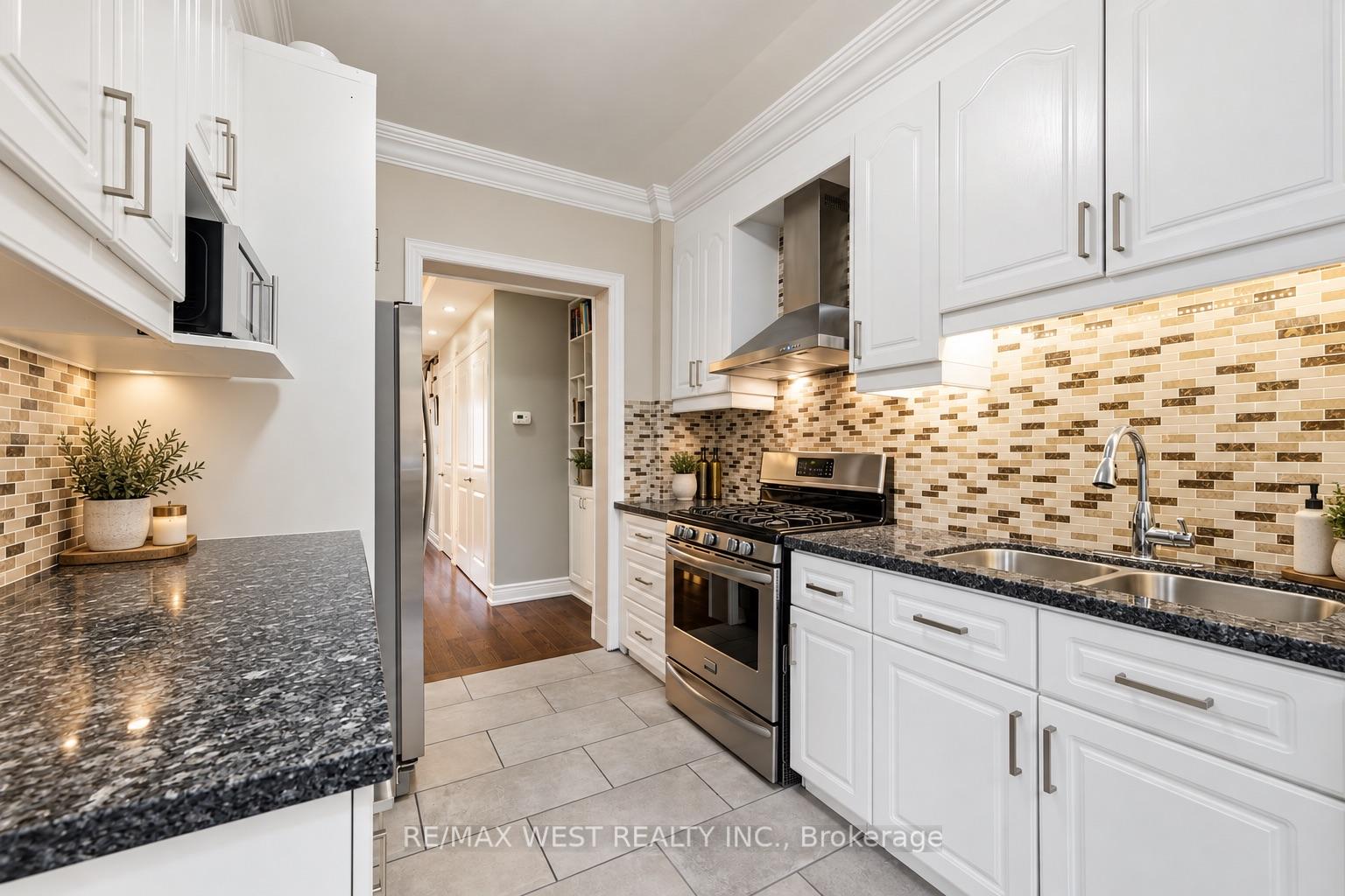 Photo 6 of 149 Chisholm Avenue, Toronto, Woodbine-Lumsden — HOMEH