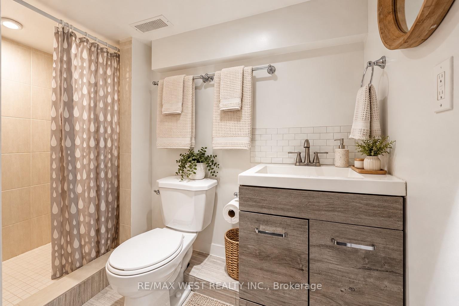 Photo 13 of 149 Chisholm Avenue, Toronto, Woodbine-Lumsden — HOMEH