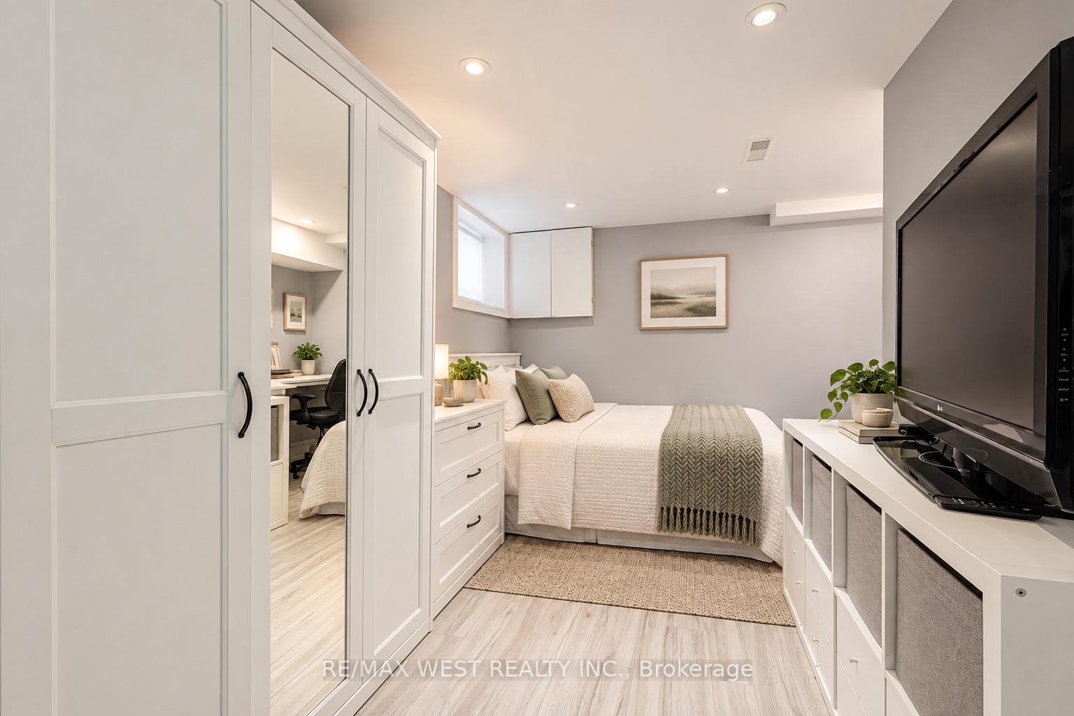 Photo 14 of 149 Chisholm Avenue, Toronto, Woodbine-Lumsden — HOMEH
