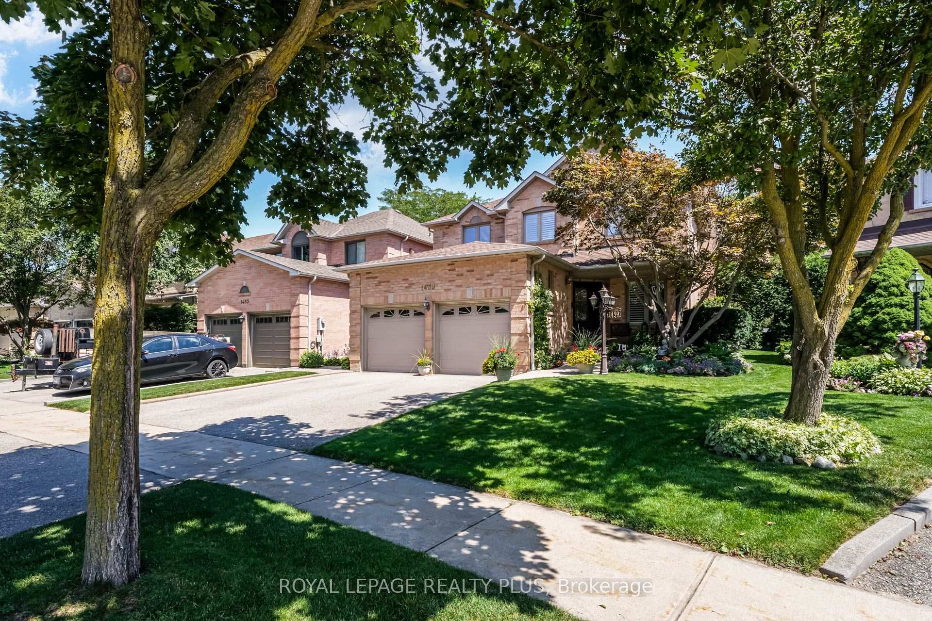 Front of 1459 Ravensmoor Crescent