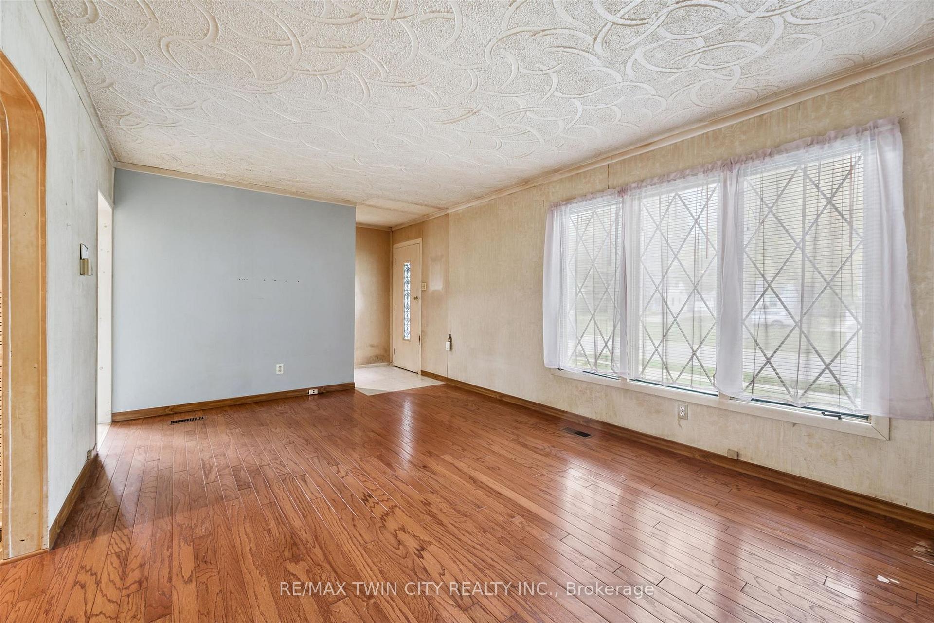 Photo 3 of 127 Spadina Road E, Kitchener — HOMEH