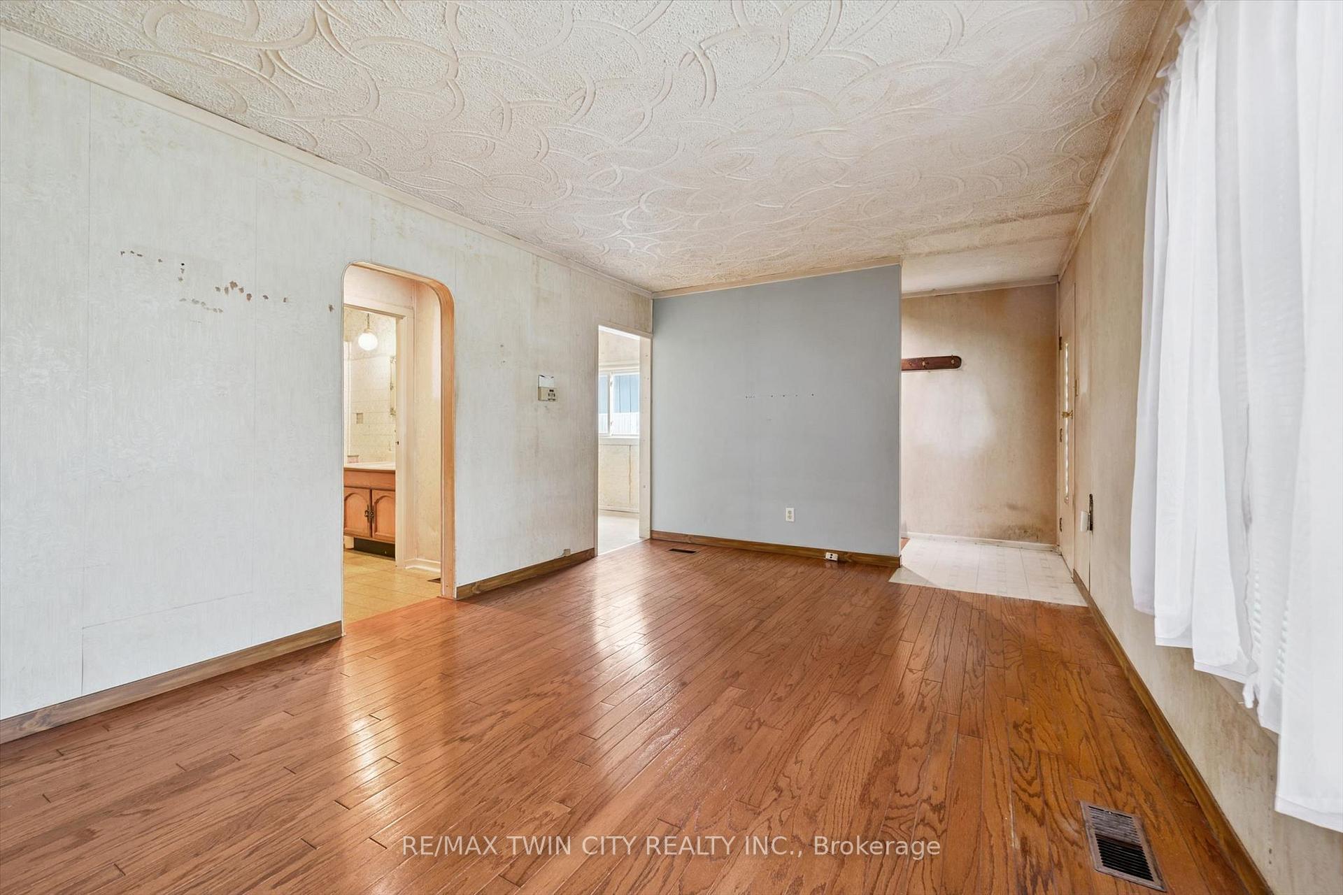 Photo 4 of 127 Spadina Road E, Kitchener — HOMEH