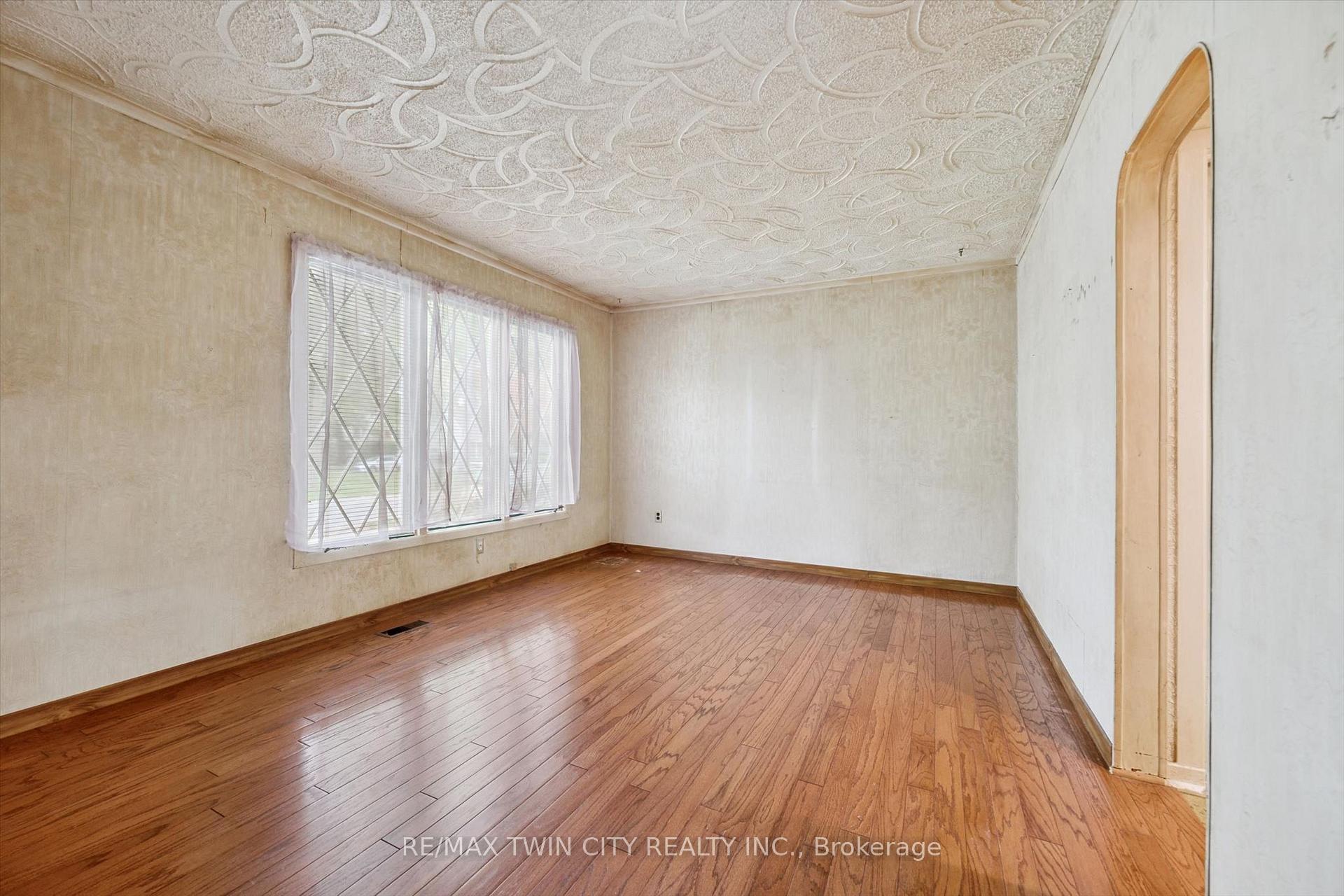 Photo 5 of 127 Spadina Road E, Kitchener — HOMEH