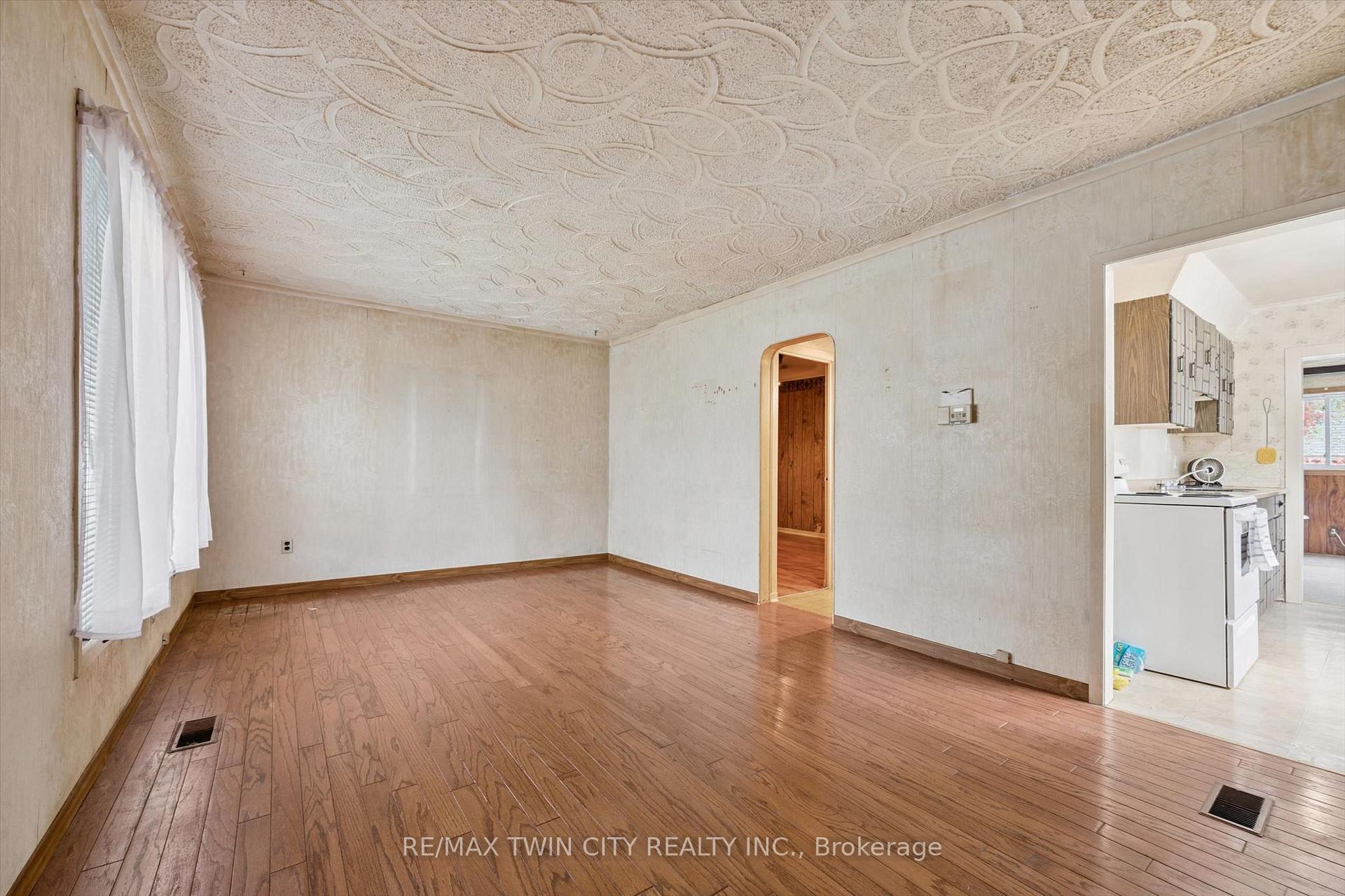 Photo 6 of 127 Spadina Road E, Kitchener — HOMEH