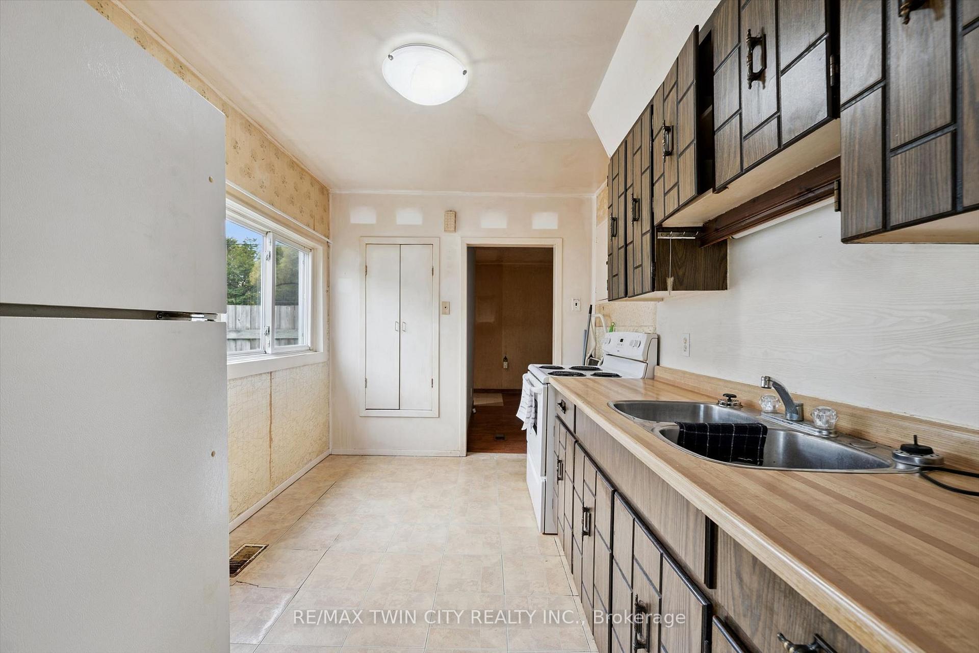 Photo 7 of 127 Spadina Road E, Kitchener — HOMEH