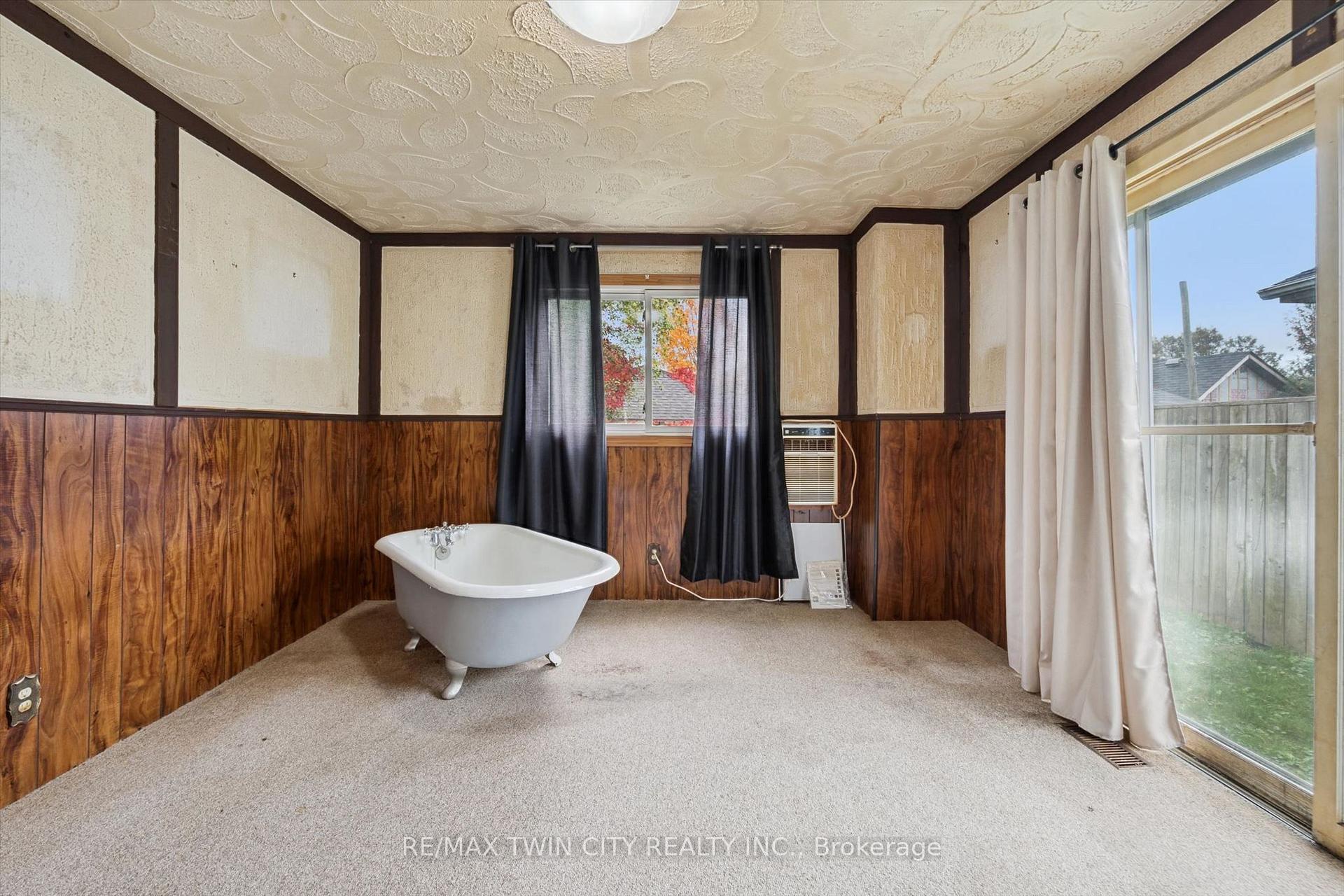 Photo 9 of 127 Spadina Road E, Kitchener — HOMEH