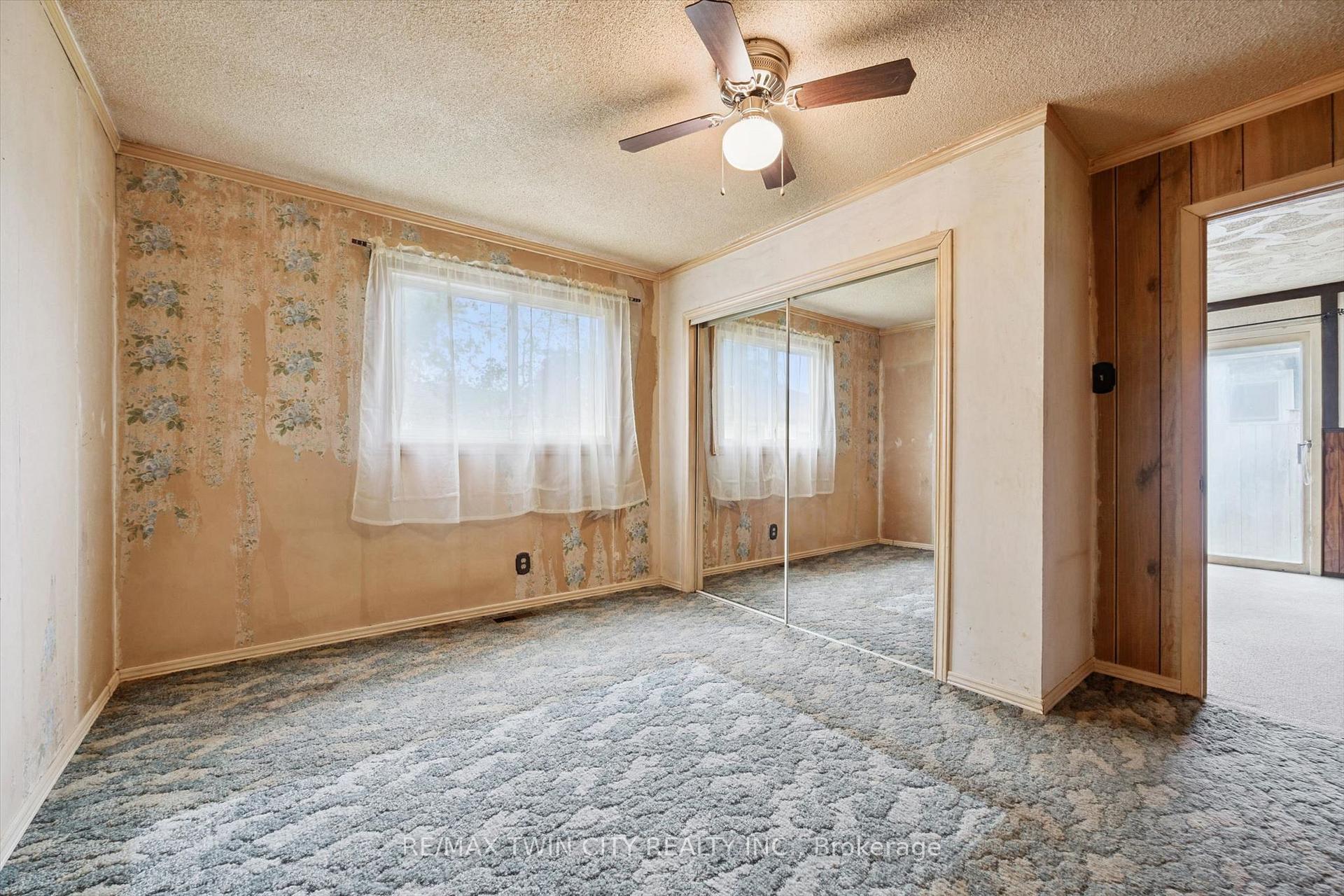Photo 11 of 127 Spadina Road E, Kitchener — HOMEH