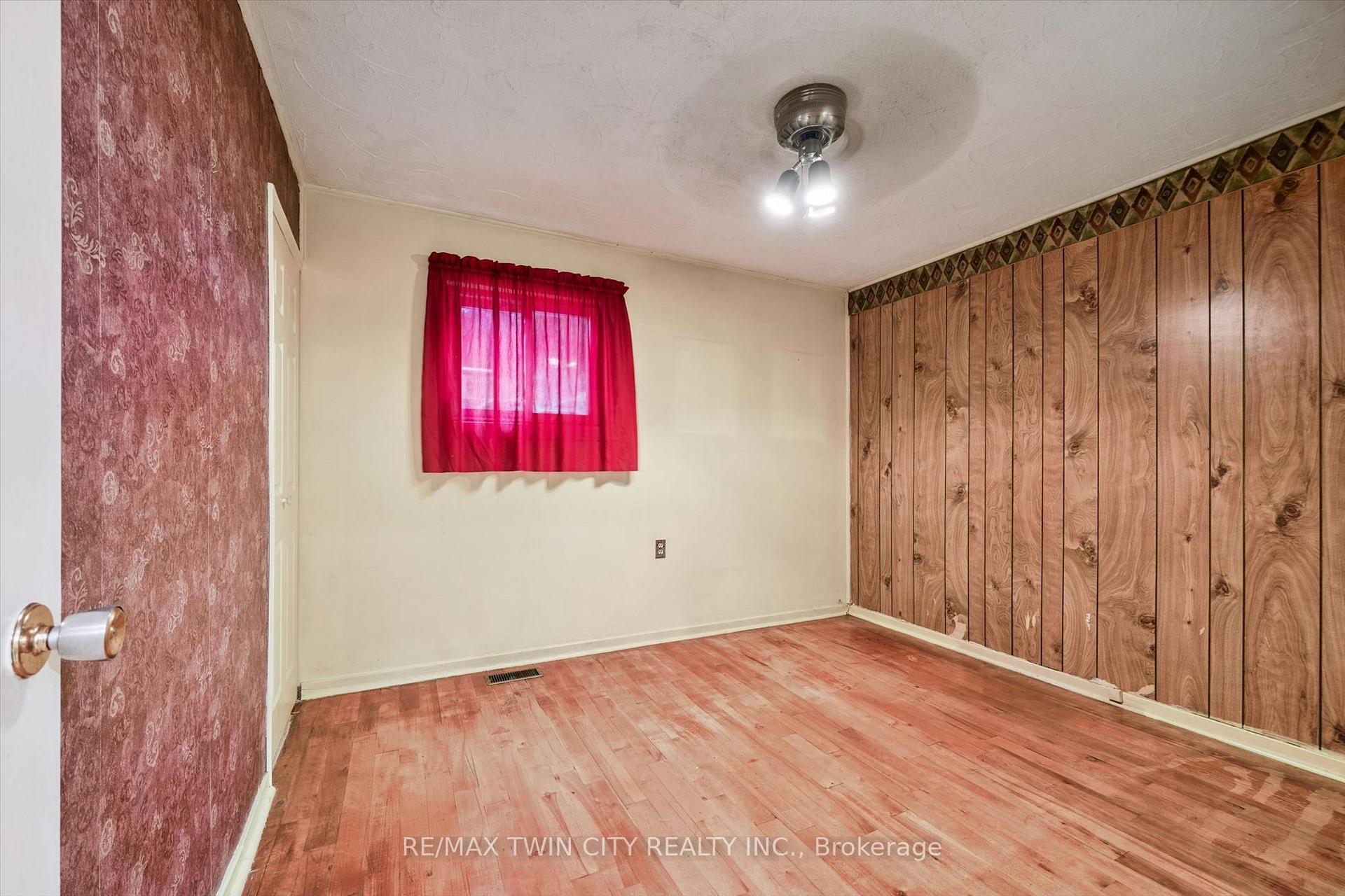 Photo 13 of 127 Spadina Road E, Kitchener — HOMEH