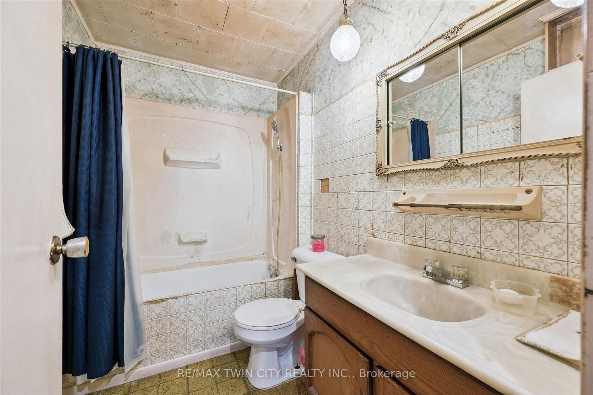 Photo 14 of 127 Spadina Road E, Kitchener — HOMEH