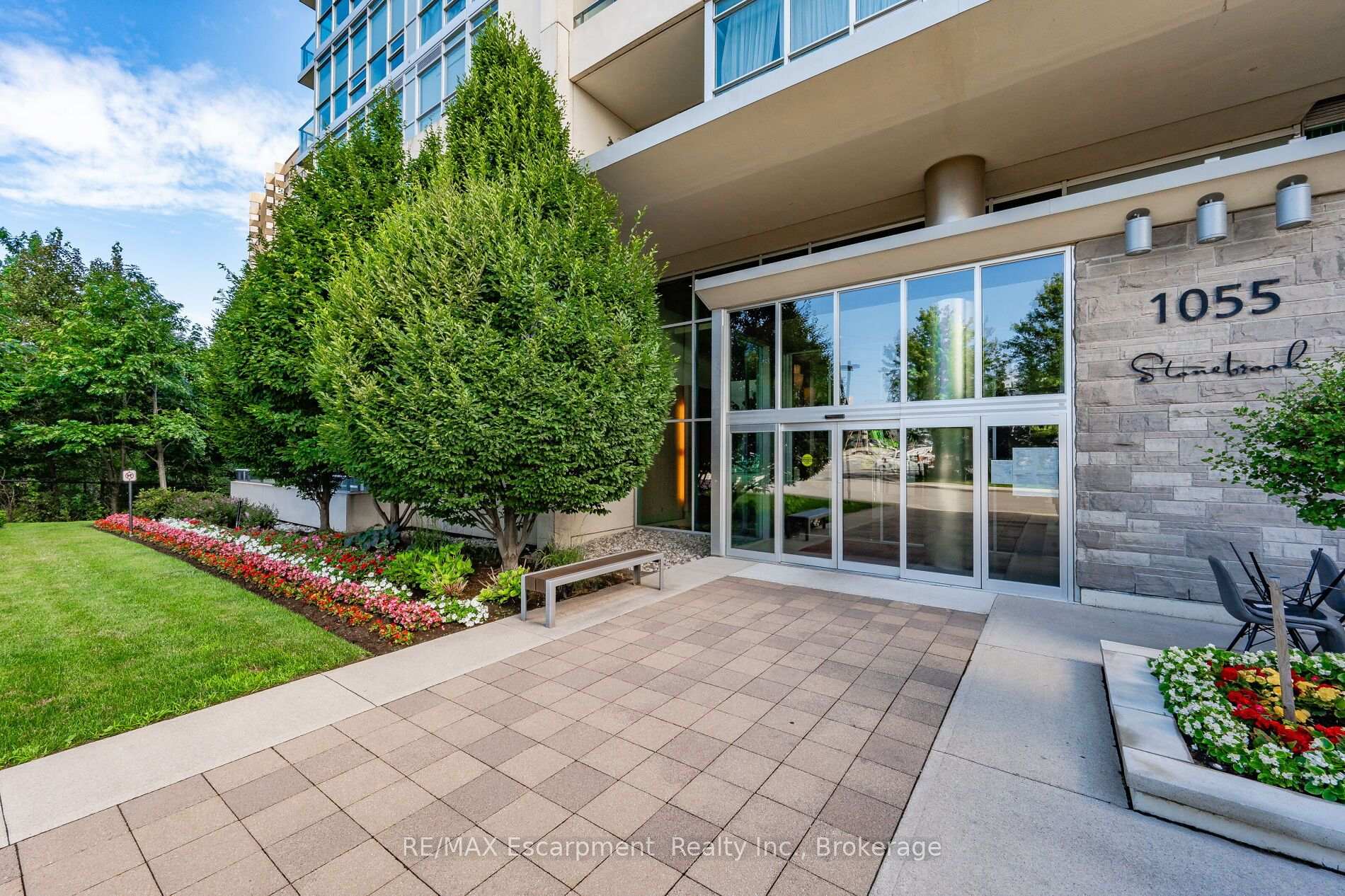 Photo 2 of Unit # 209, 1055 Southdown Road, Mississauga, Clarkson — HOMEH