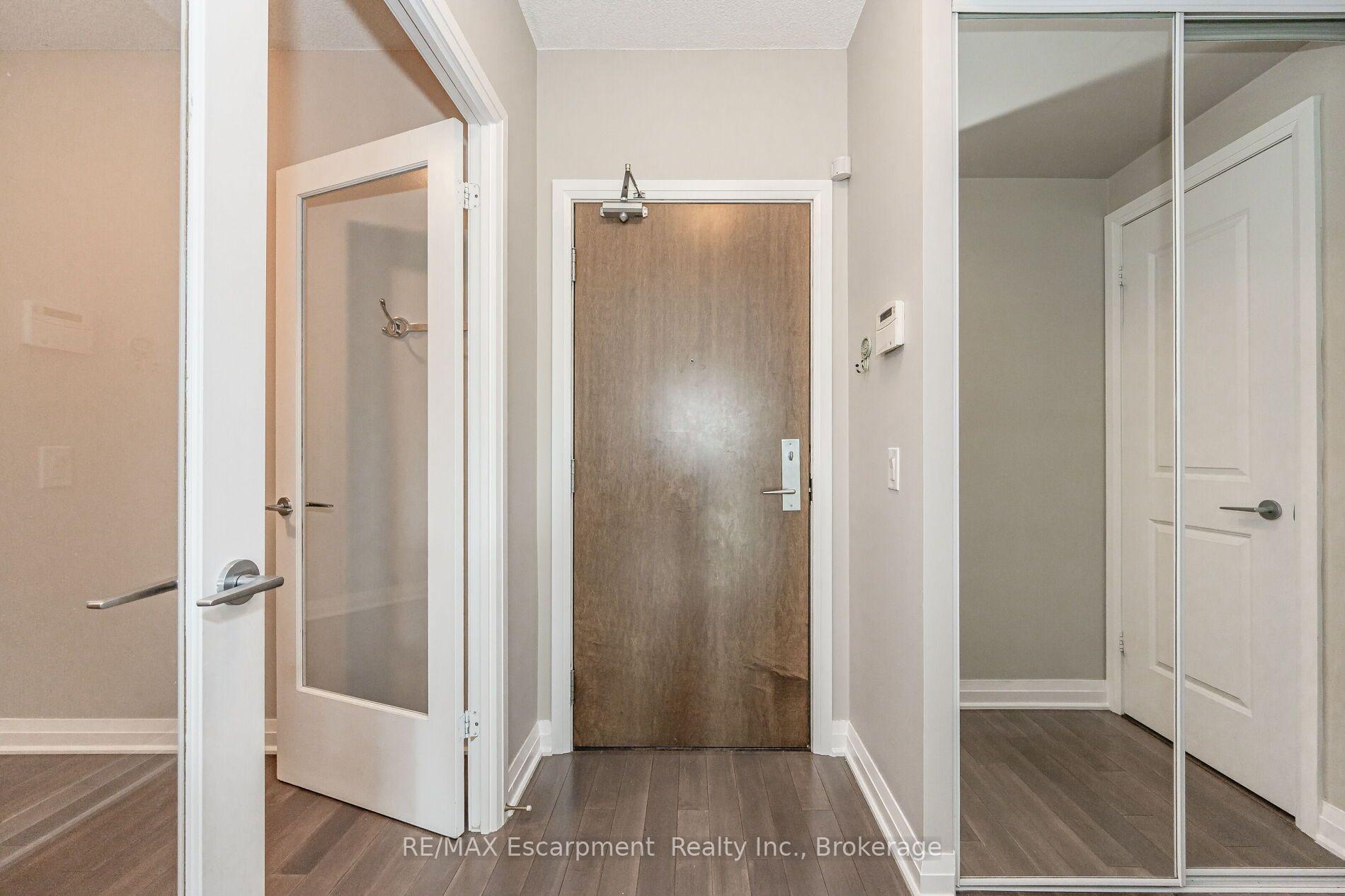 Photo 4 of Unit # 209, 1055 Southdown Road, Mississauga, Clarkson — HOMEH