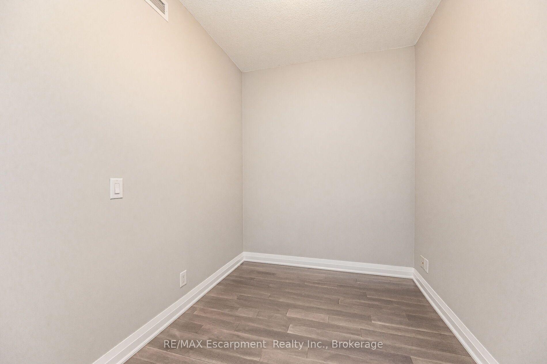 Photo 5 of Unit # 209, 1055 Southdown Road, Mississauga, Clarkson — HOMEH