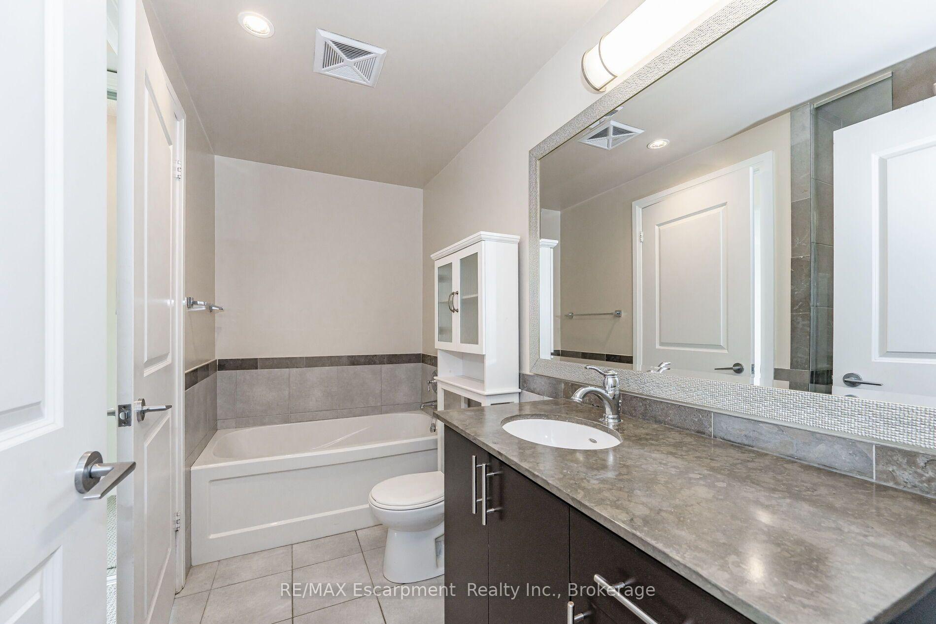 Photo 9 of Unit # 209, 1055 Southdown Road, Mississauga, Clarkson — HOMEH