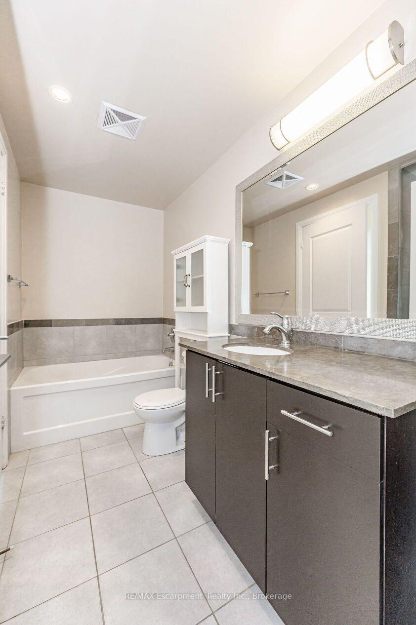 Photo 10 of Unit # 209, 1055 Southdown Road, Mississauga, Clarkson — HOMEH