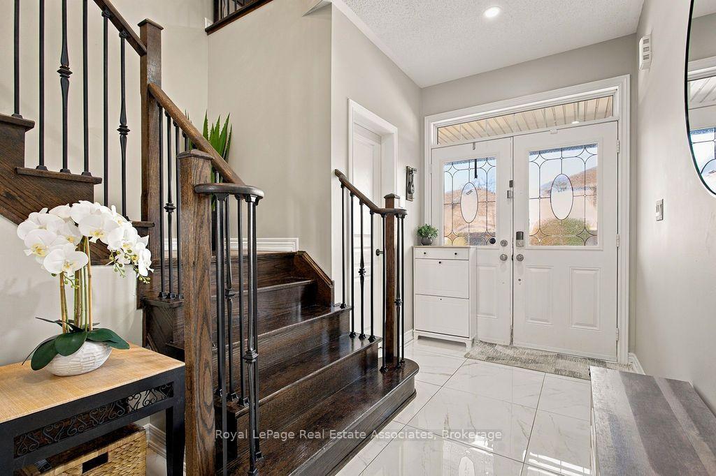 Photo 3 of 34 Humphrey Street, Hamilton, Waterdown — HOMEH
