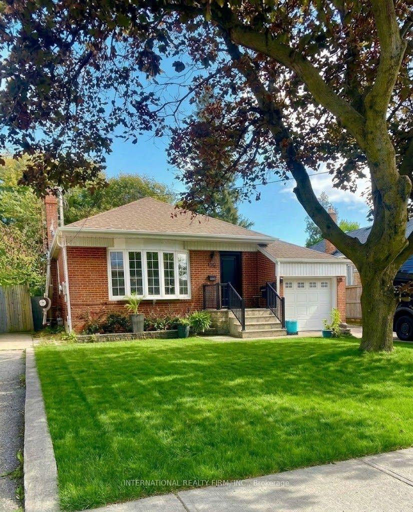 Photo of 582 South Service Road