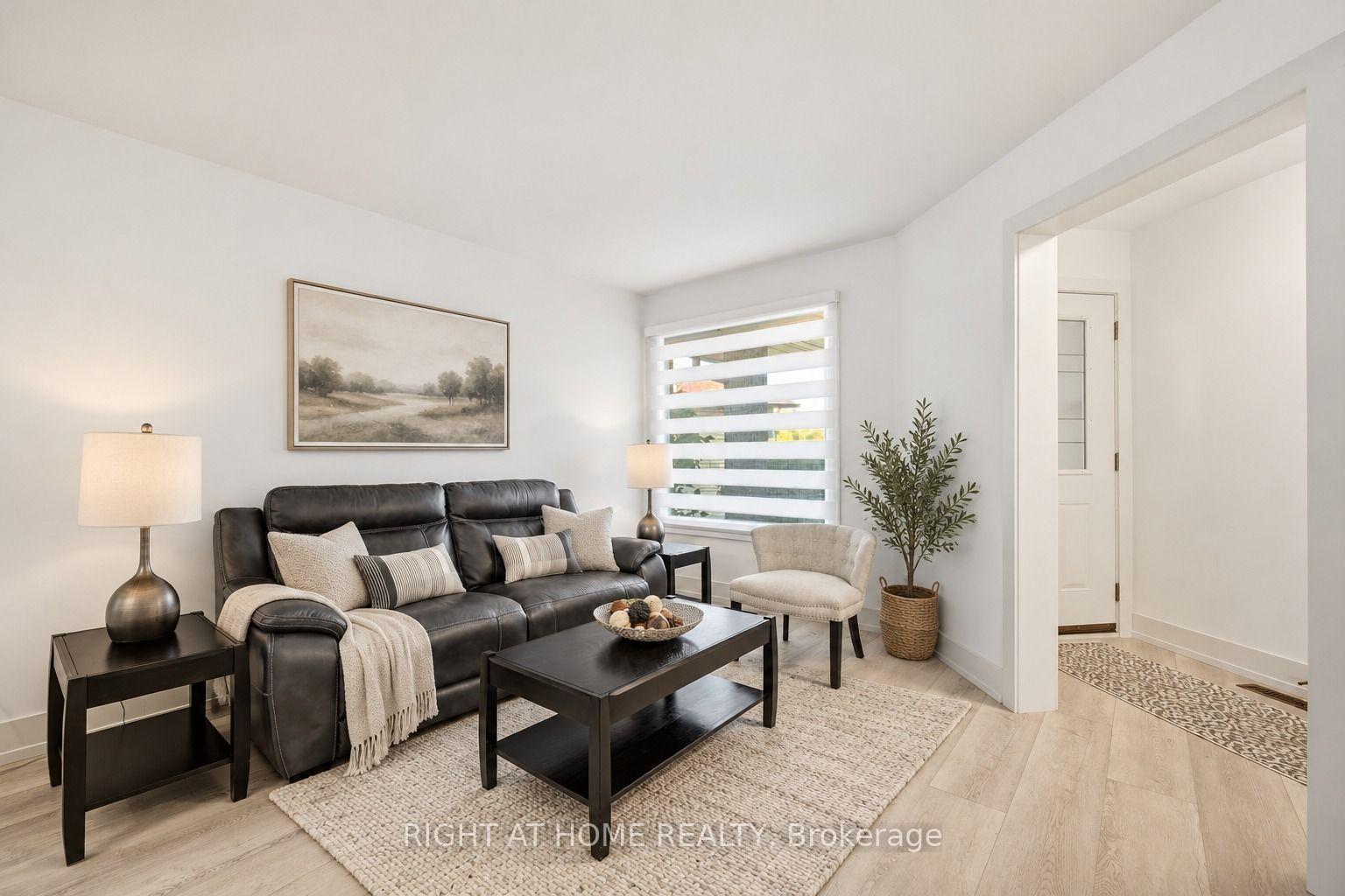 Photo 3 of 32 Cheviot Crescent, Brampton, Heart Lake East — HOMEH