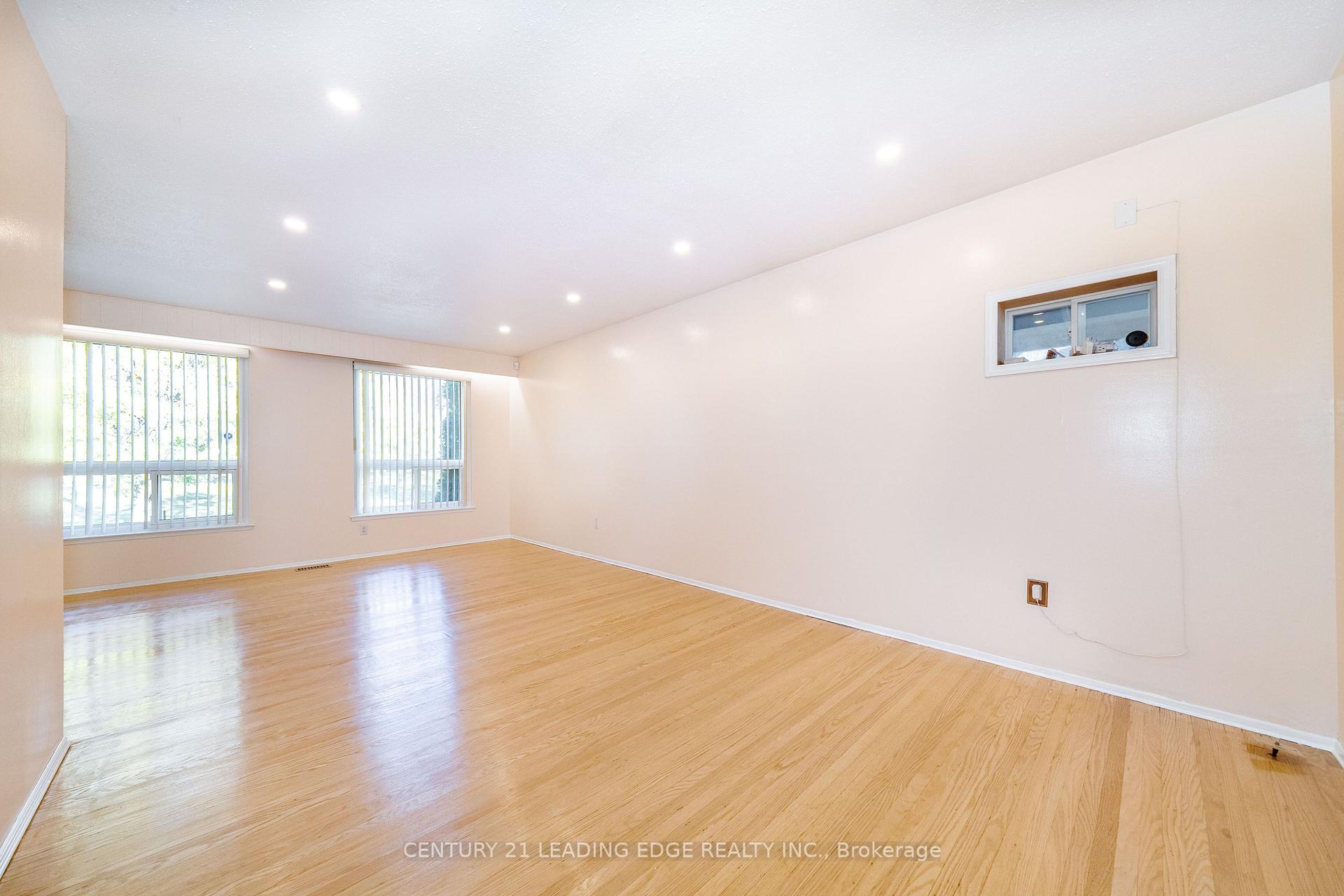 Photo 4 of 63 Mercury Road, Etobicoke, West Humber-Clairville — HOMEH