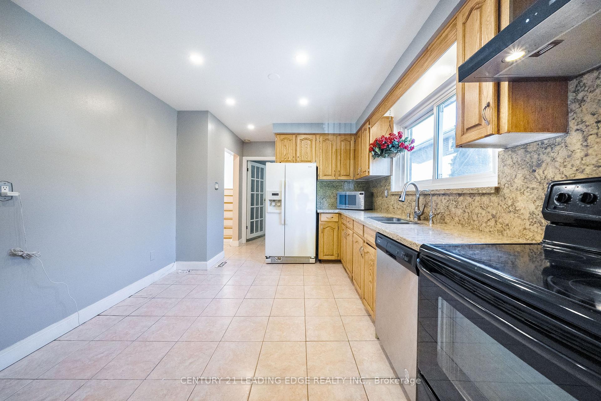 Photo 8 of 63 Mercury Road, Etobicoke, West Humber-Clairville — HOMEH