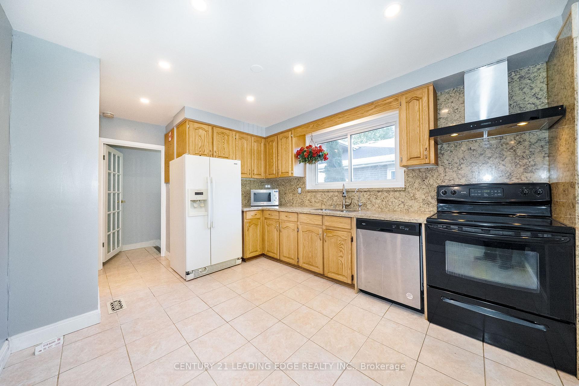 Photo 9 of 63 Mercury Road, Etobicoke, West Humber-Clairville — HOMEH