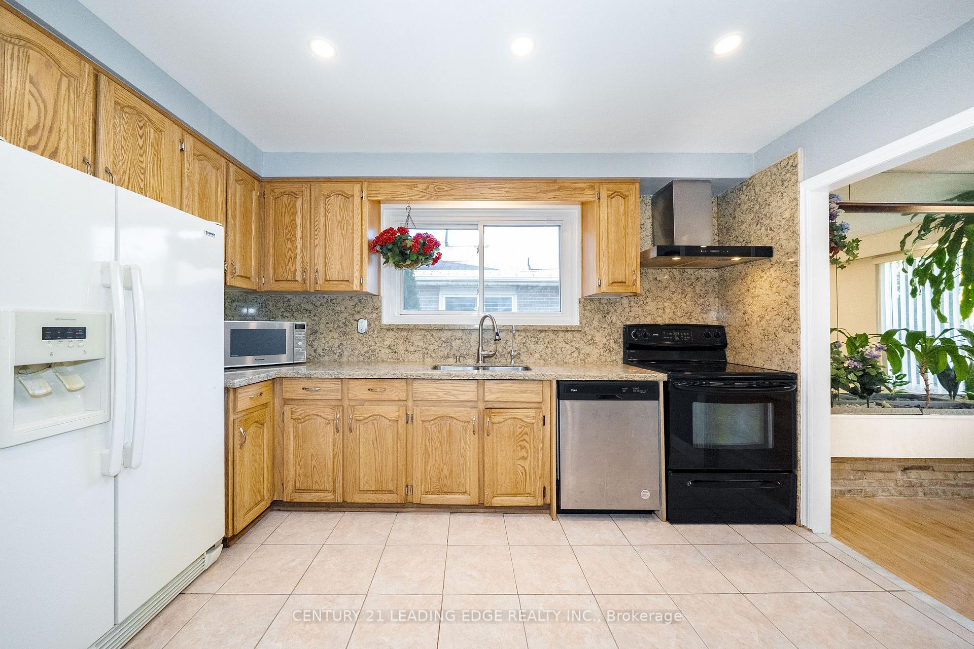 Photo 10 of 63 Mercury Road, Etobicoke, West Humber-Clairville — HOMEH