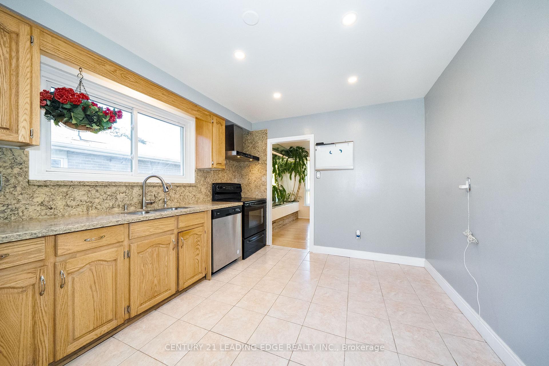 Photo 11 of 63 Mercury Road, Etobicoke, West Humber-Clairville — HOMEH