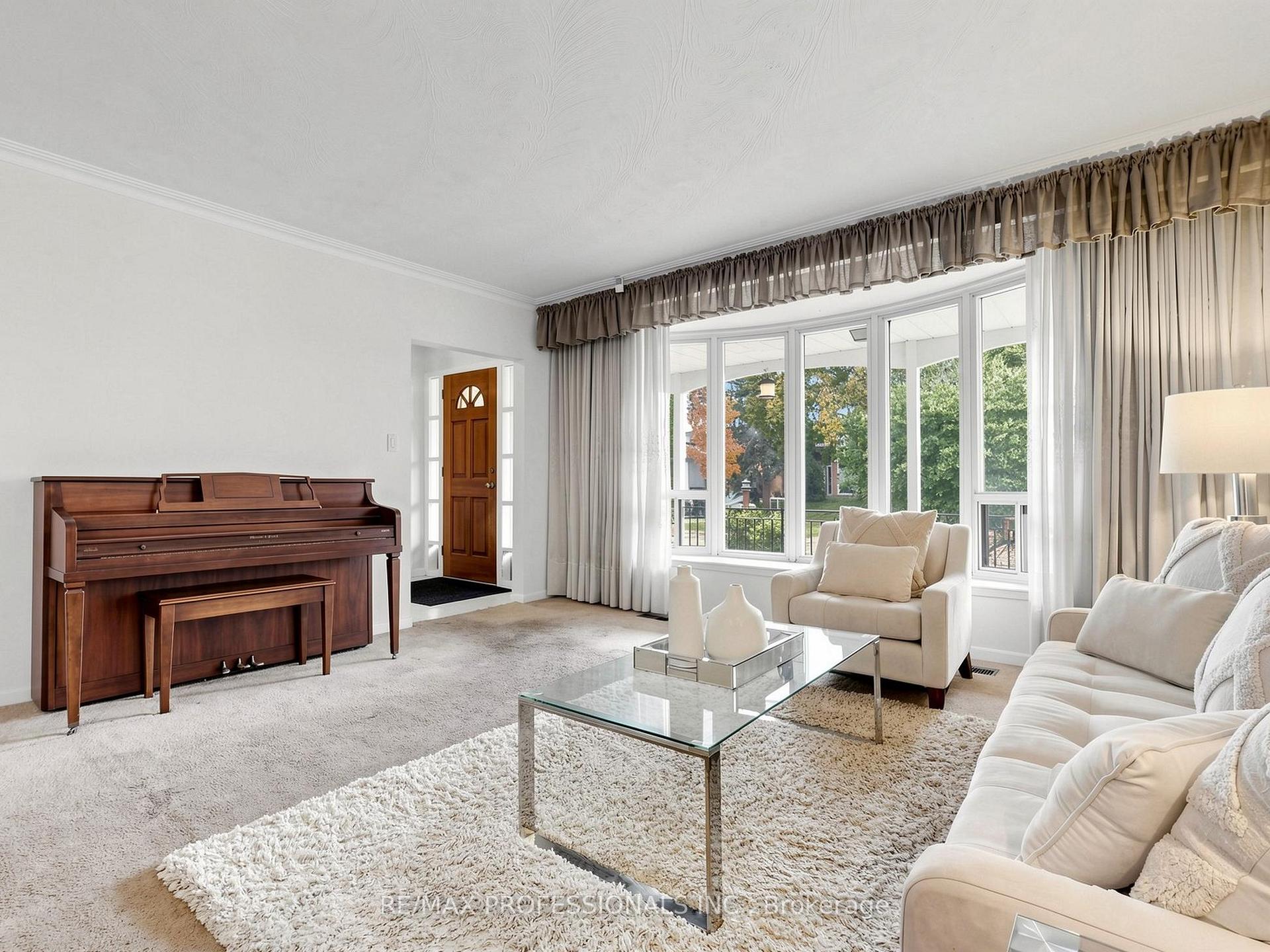 Photo 3 of 34 Crestridge Heights Road, Etobicoke, Willowridge-Martingrove-Richview — HOMEH