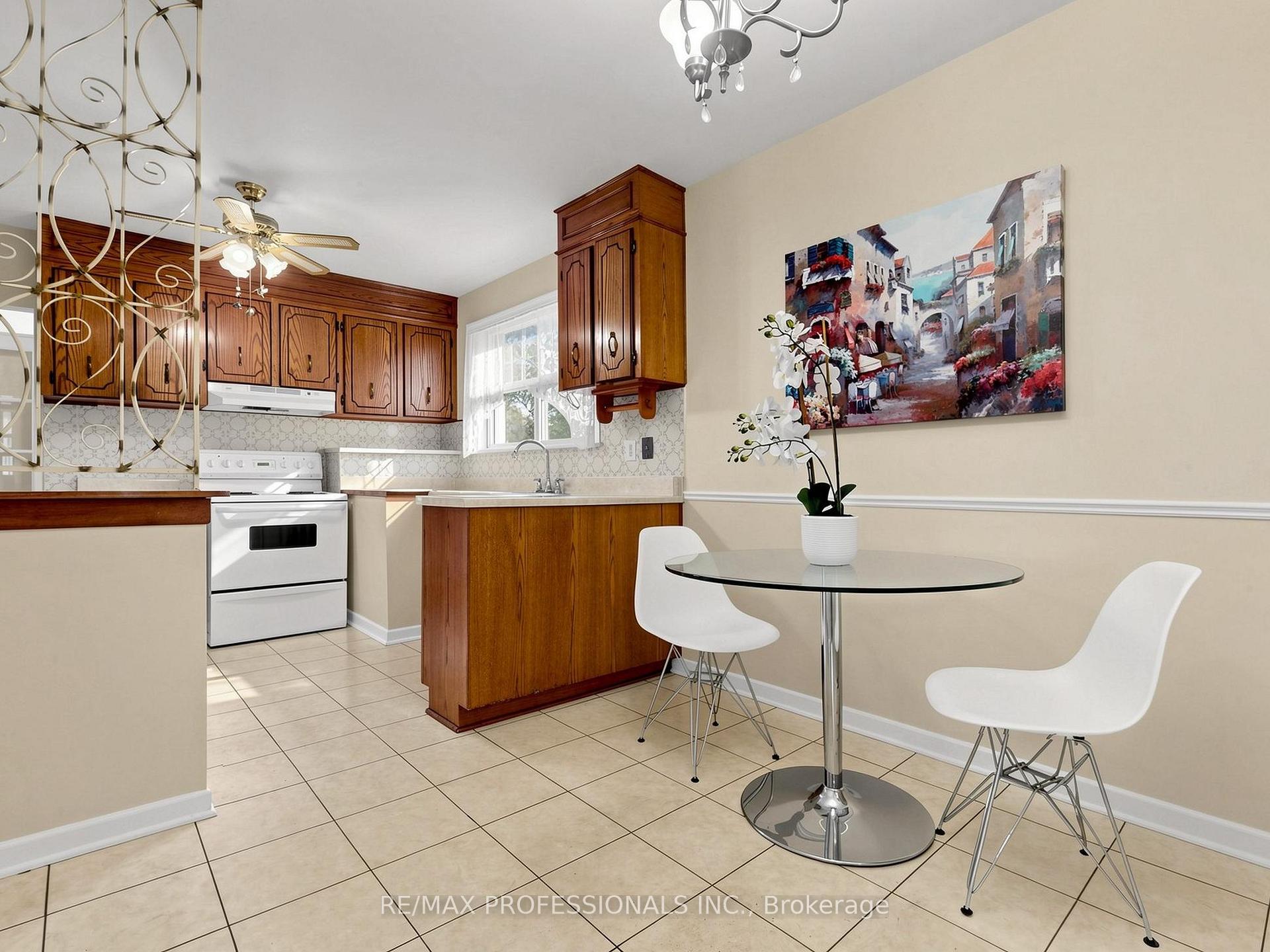 Photo 7 of 34 Crestridge Heights Road, Etobicoke, Willowridge-Martingrove-Richview — HOMEH