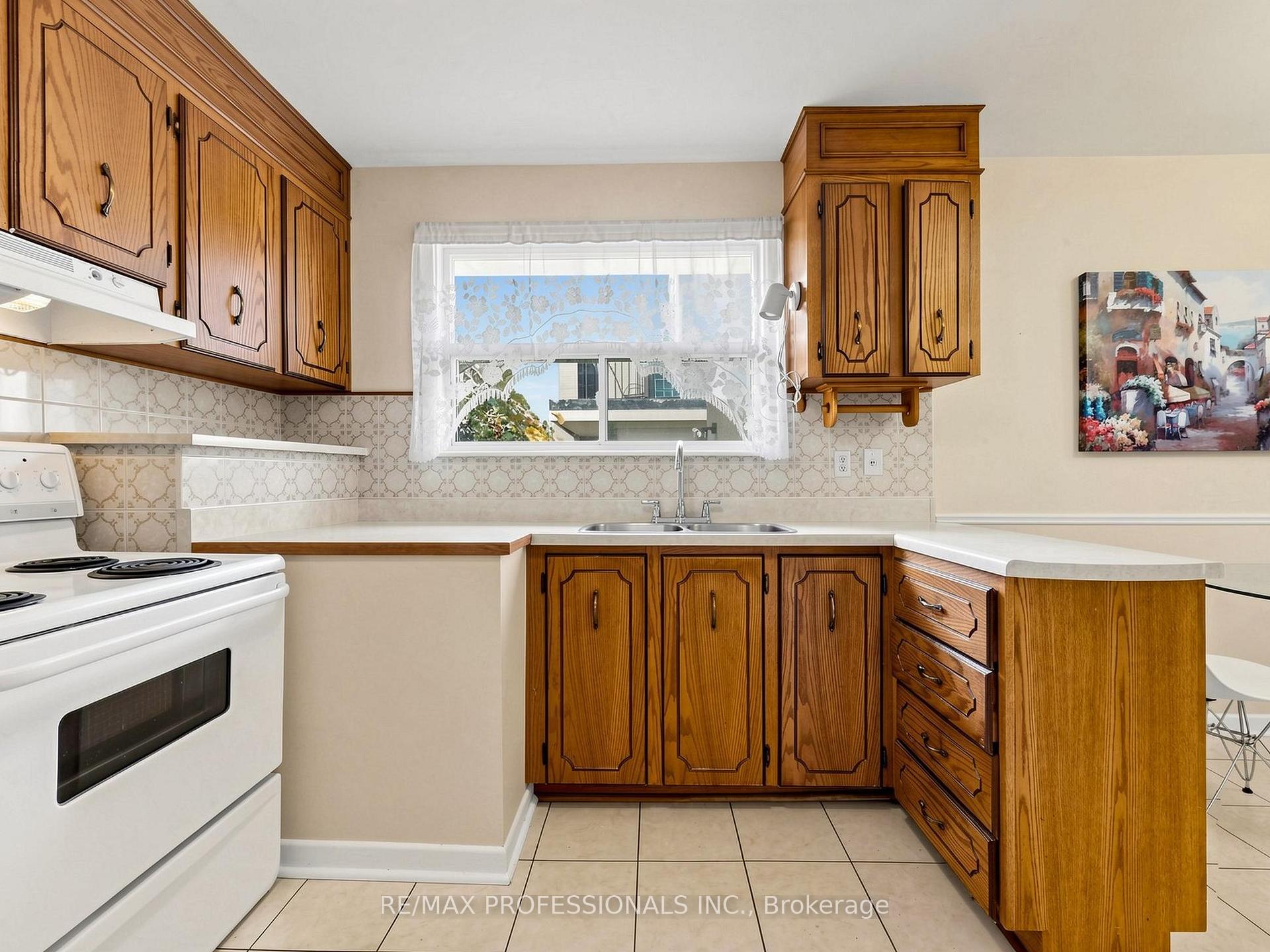 Photo 8 of 34 Crestridge Heights Road, Etobicoke, Willowridge-Martingrove-Richview — HOMEH