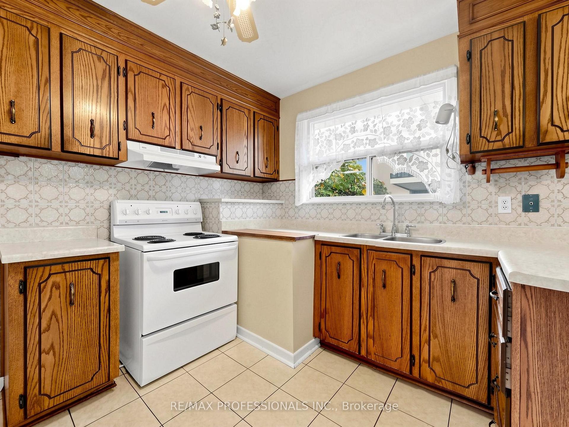 Photo 9 of 34 Crestridge Heights Road, Etobicoke, Willowridge-Martingrove-Richview — HOMEH