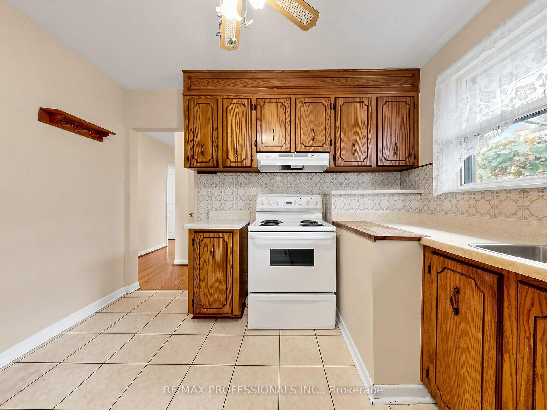 Photo 10 of 34 Crestridge Heights Road, Etobicoke, Willowridge-Martingrove-Richview — HOMEH
