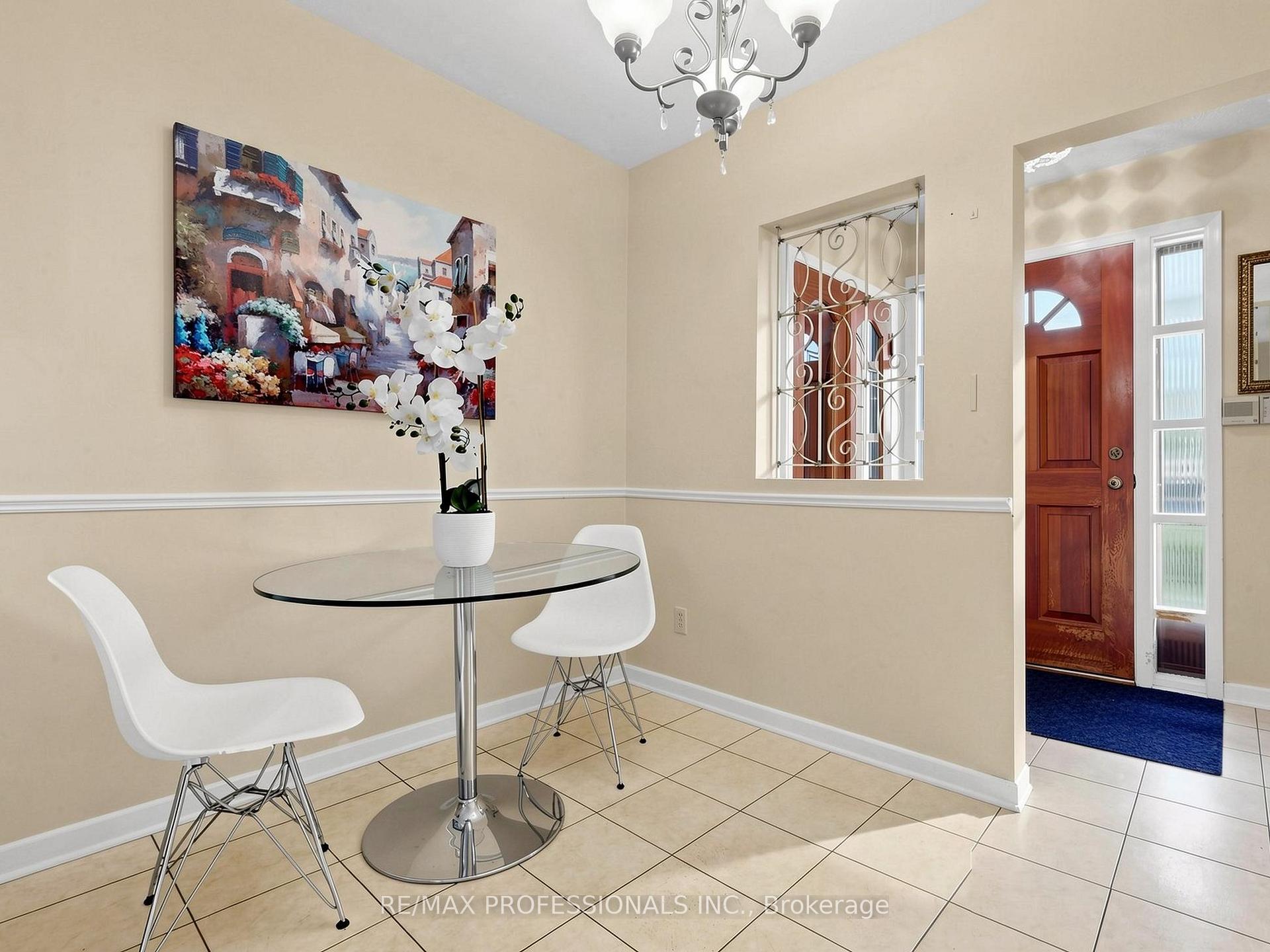Photo 11 of 34 Crestridge Heights Road, Etobicoke, Willowridge-Martingrove-Richview — HOMEH