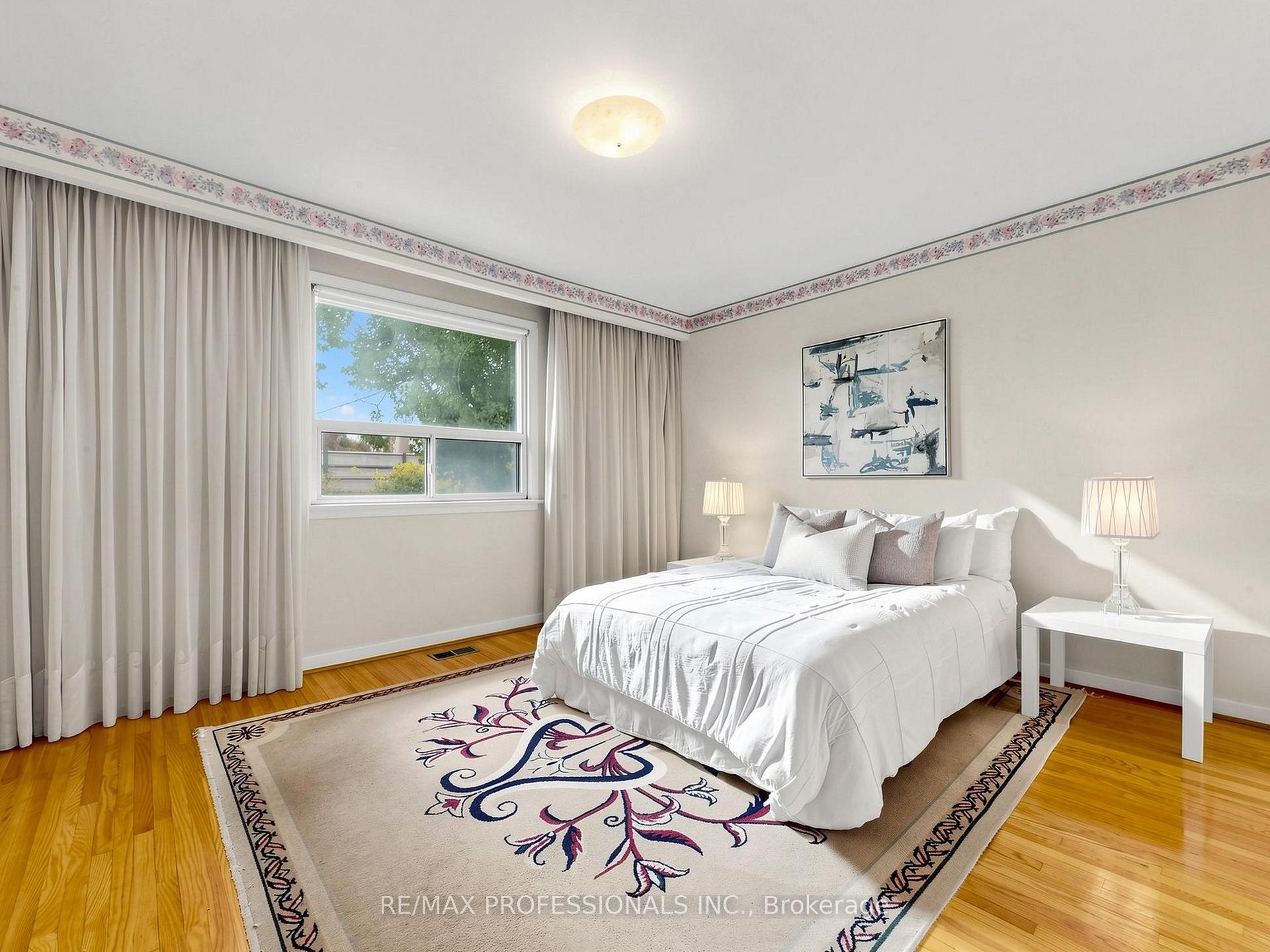 Photo 12 of 34 Crestridge Heights Road, Etobicoke, Willowridge-Martingrove-Richview — HOMEH
